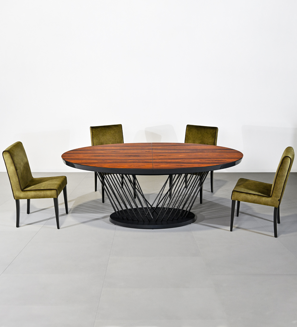 Table de repas ovale extensible avec plateau en palissandre brillant et pieds et base en métal laqué noir.