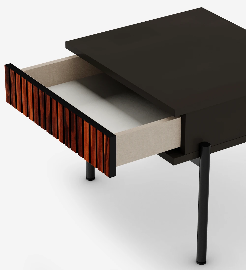 Table de chevet à tiroir avec frises en palissandre brillant, structure et pieds en métal noir avec niveleurs.