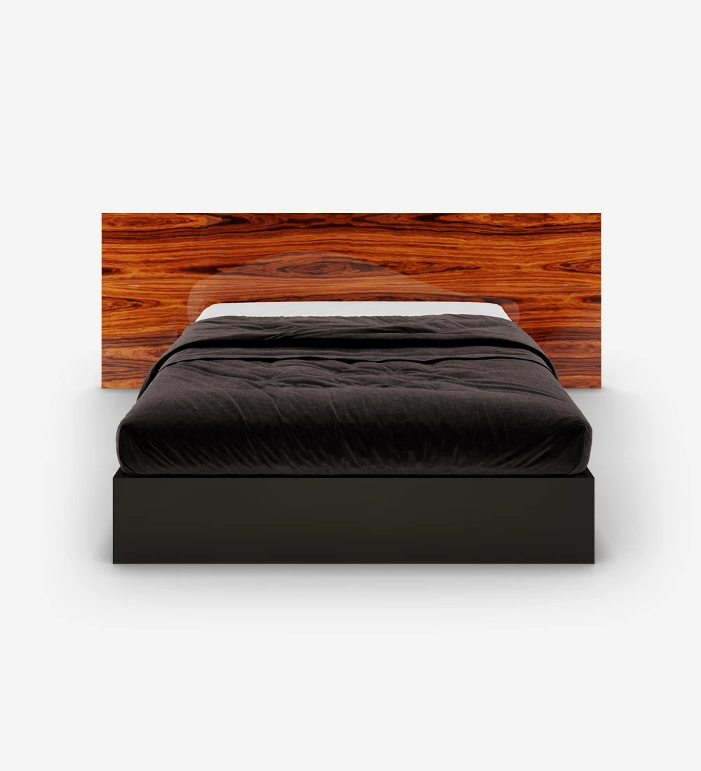 Lit double avec tête de lit en palissandro brillance et sommier noir, avec rangement via un lit surélevé.