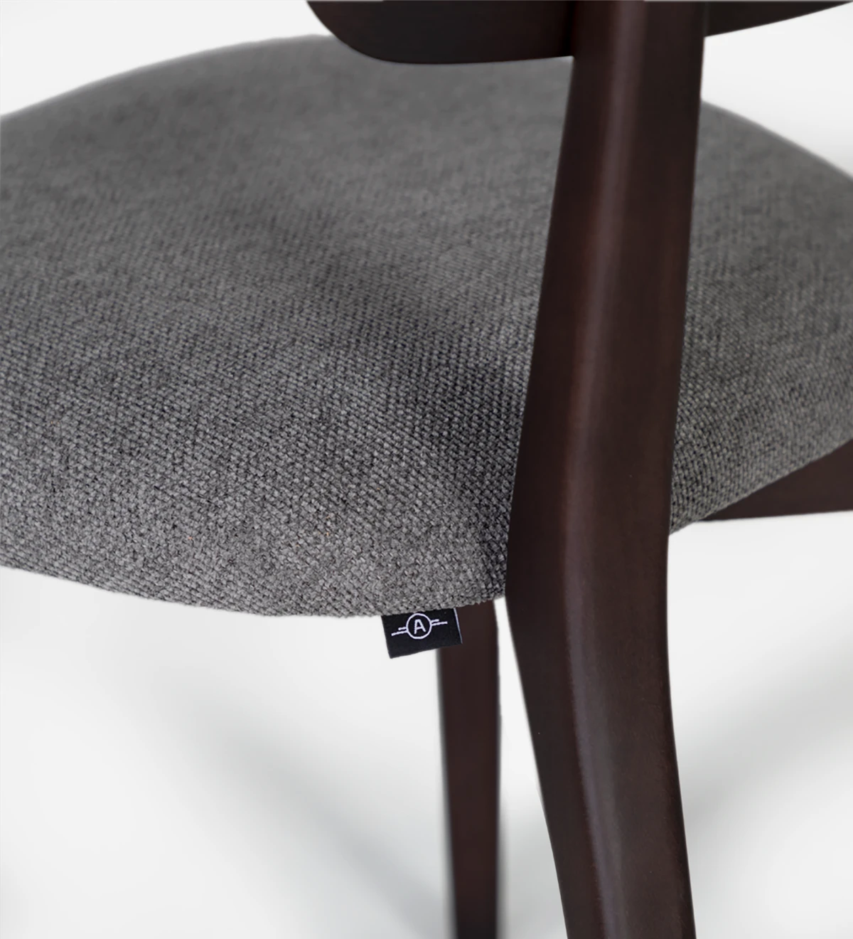 Cadeira de madeira, com pormenor de rattan nas costas e assento estofado a tecido