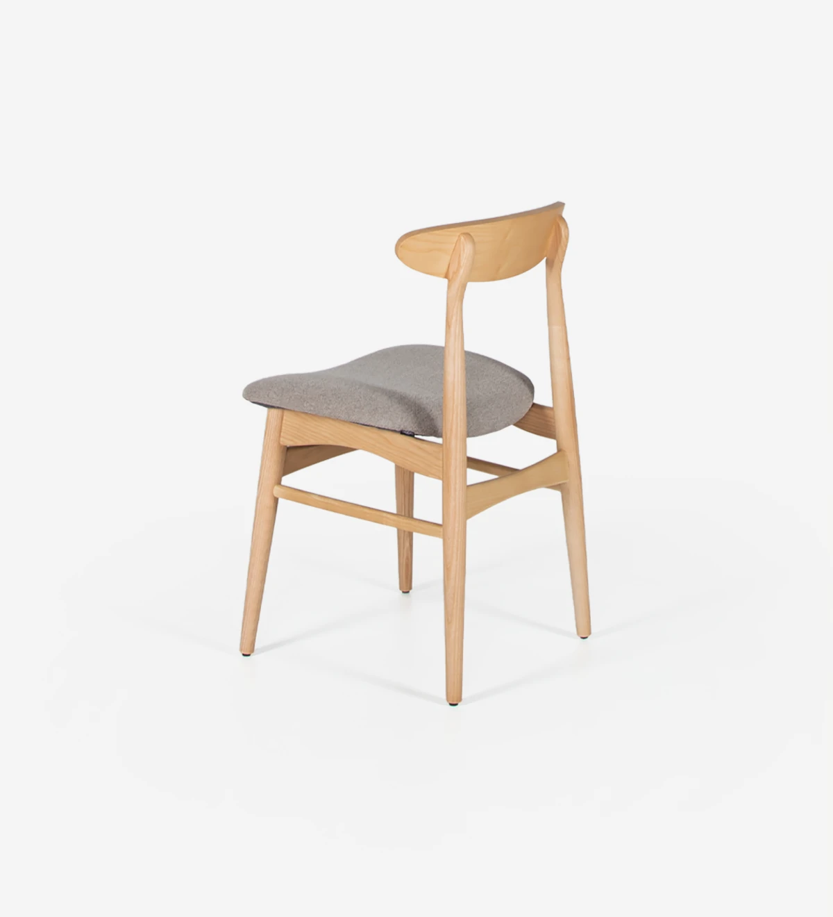 Silla de madera de fresno, color natural con asiento tapizado en tejido.