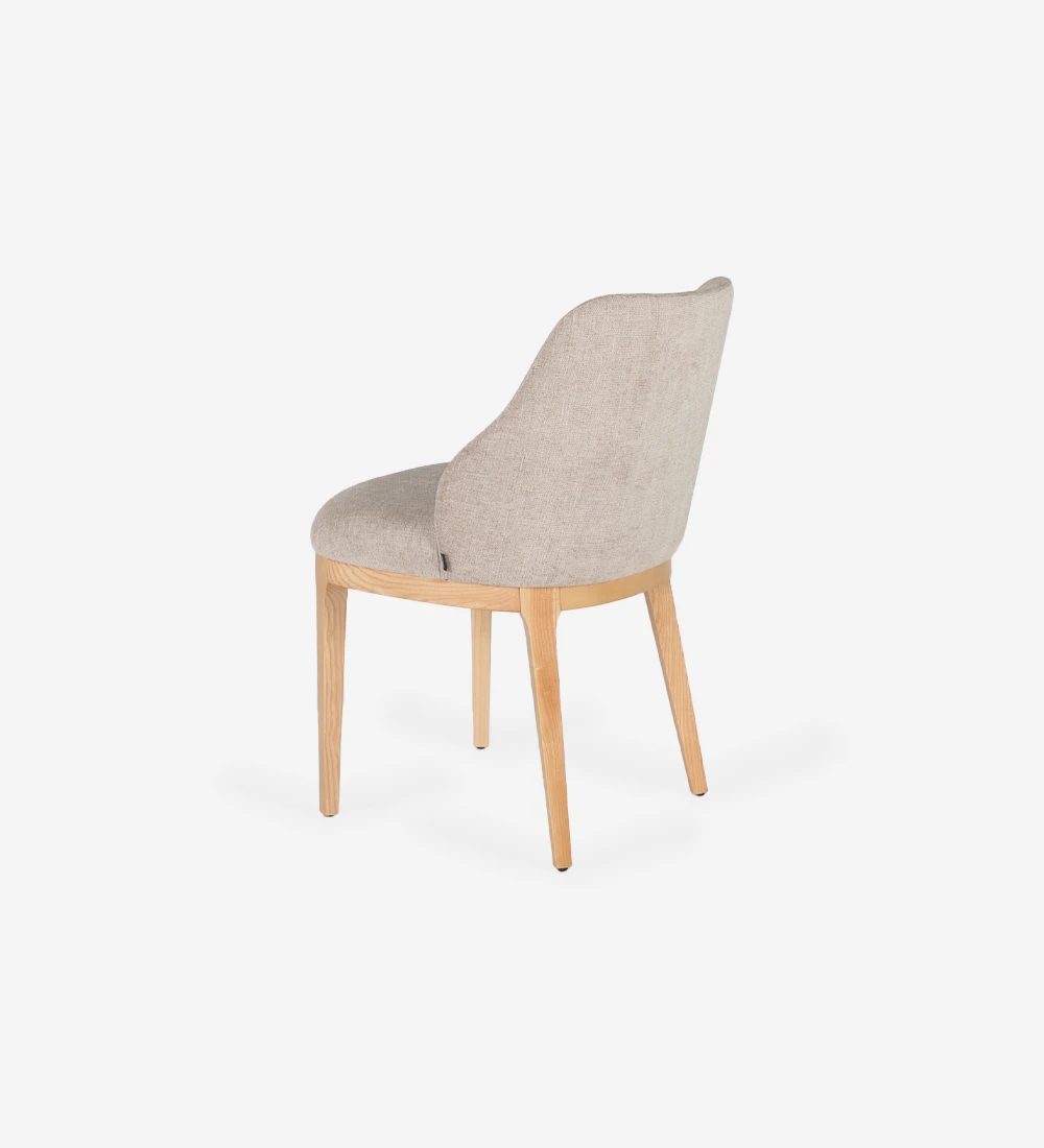 Cadeira estofada a tecido, com pés em madeira.