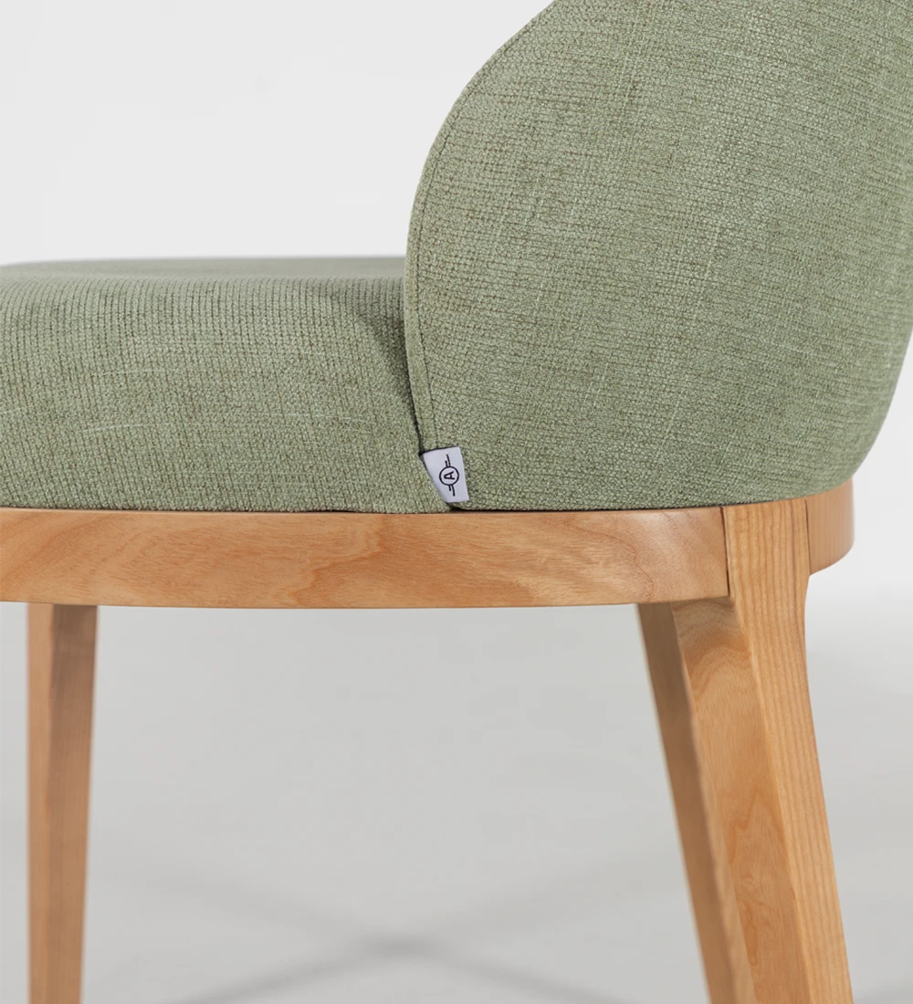 Cadeira estofada a tecido, com pés em madeira.