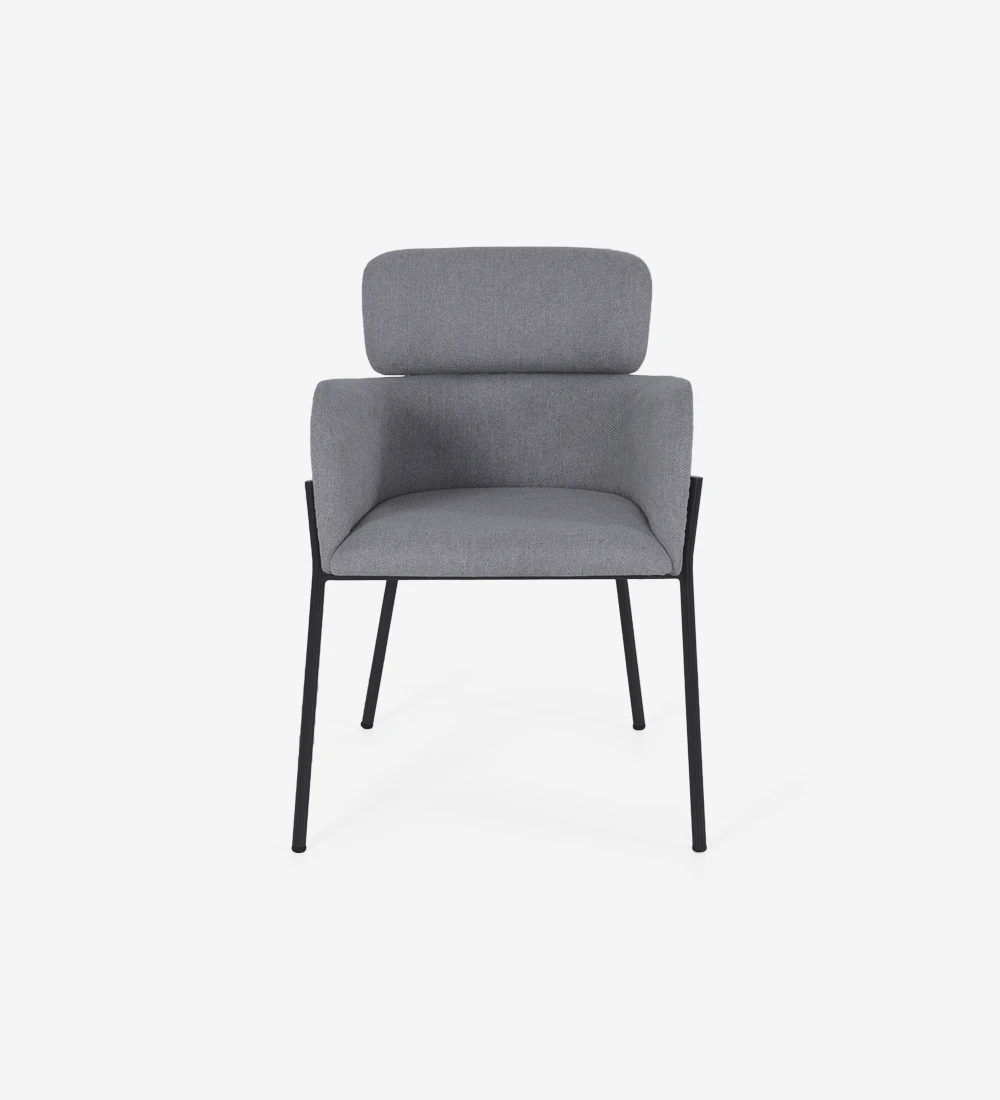 Cadeira com braços estofada a tecido, com estrutura metálica lacada a negro.