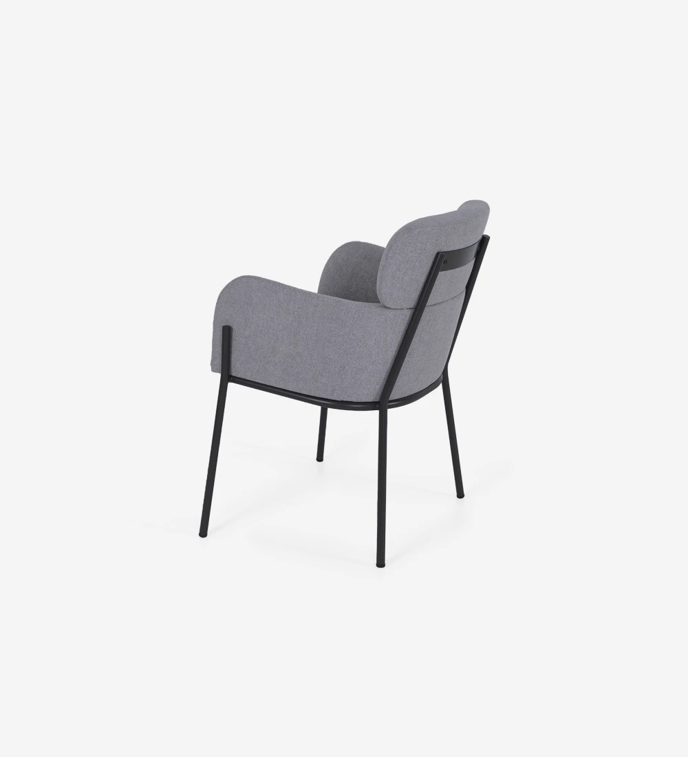 Cadeira com braços estofada a tecido, com estrutura metálica lacada a negro.