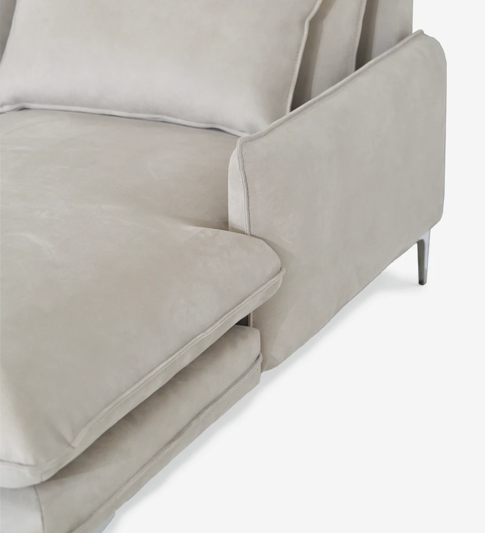 Sofá de 3 lugares com chaise longue, estofado a tecido, com pés metálicos.