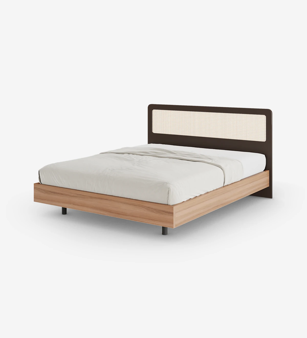 Cama de casal em nogueira, cabeceira simples em lacado castanho escuro com pormenor em rattan e base suspensa.