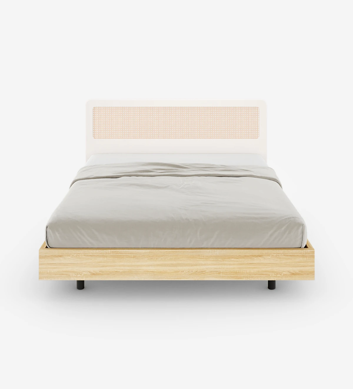 Cama de casal em carvalho cor natural, cabeceira simples em lacado pérola com pormenor em rattan e base suspensa.