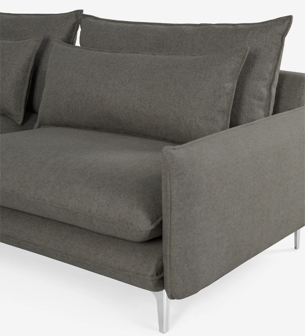Sofá 3 plazas con chaise longue, tapizado en tejido, con pies metalizados.