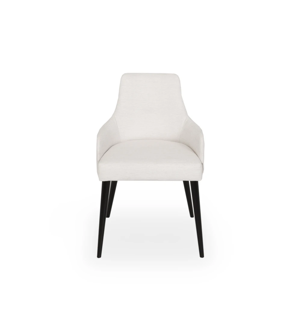 Cadeira Oslo com braços estofada a tecido branco, pés lacados a negro.