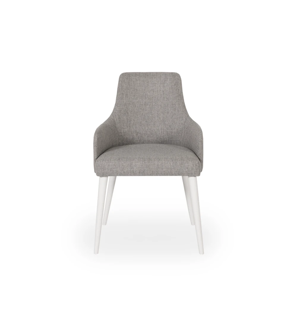 Cadeira Oslo com braços estofada a tecido cinzento, pés lacados a branco.