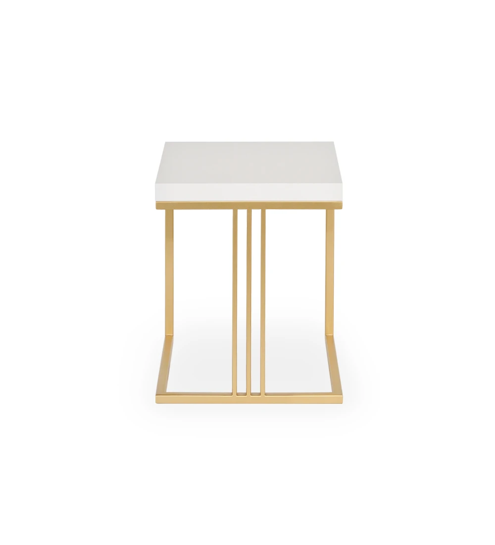 Table d'Appui Londres carrée, plateau laqué perle, pied en métal laqué doré, 40 x 40 cm.