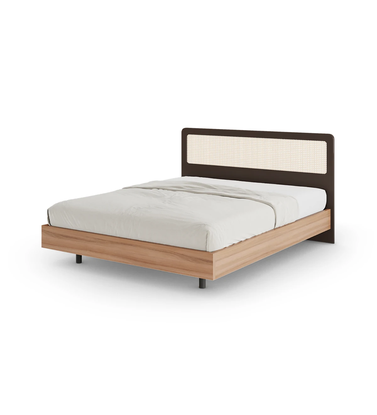 Cama de casal em nogueira, cabeceira simples em lacado castanho escuro com pormenor em rattan e base suspensa.