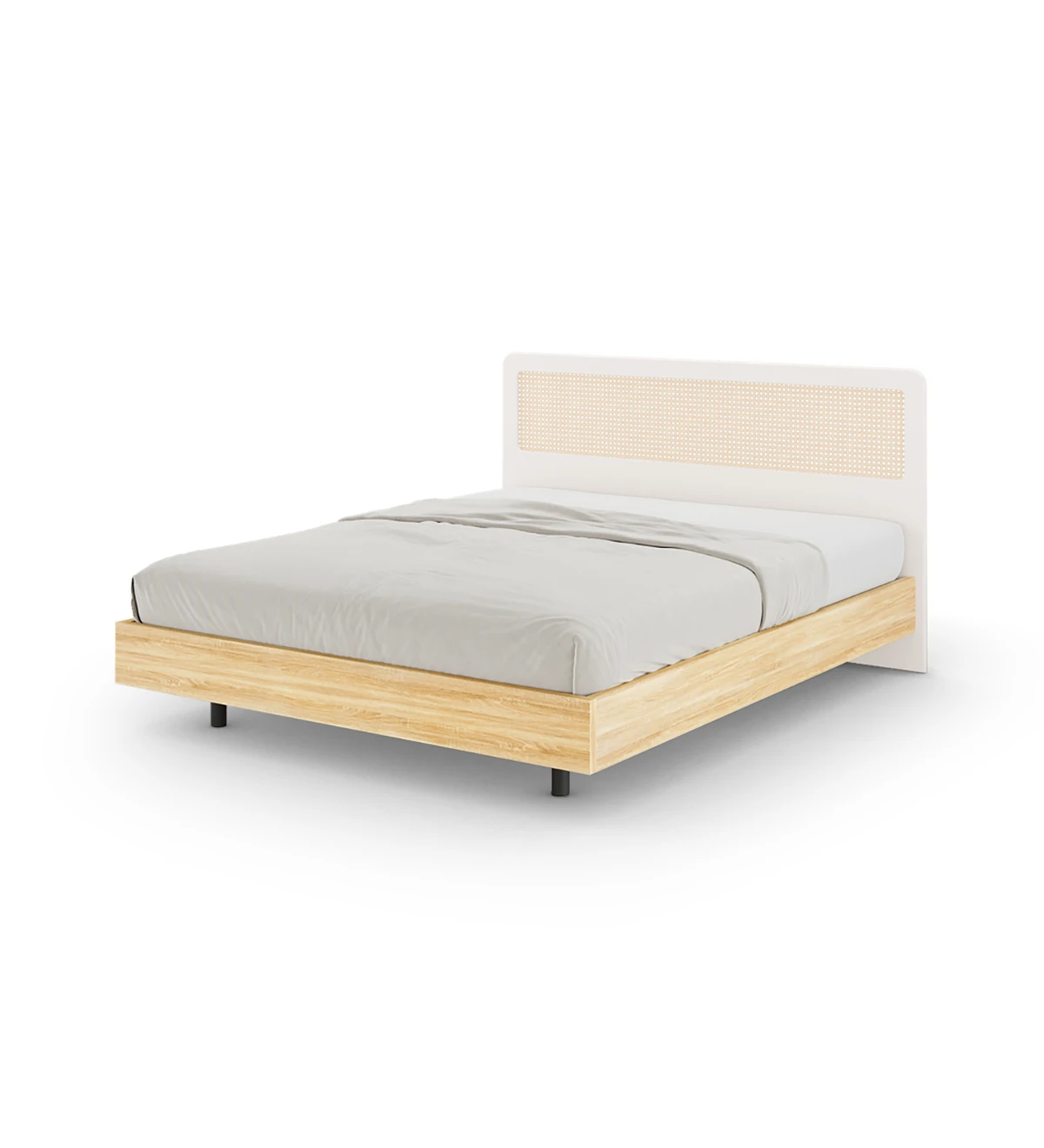 Cama de casal em carvalho cor natural, cabeceira simples em lacado pérola com pormenor em rattan e base suspensa.