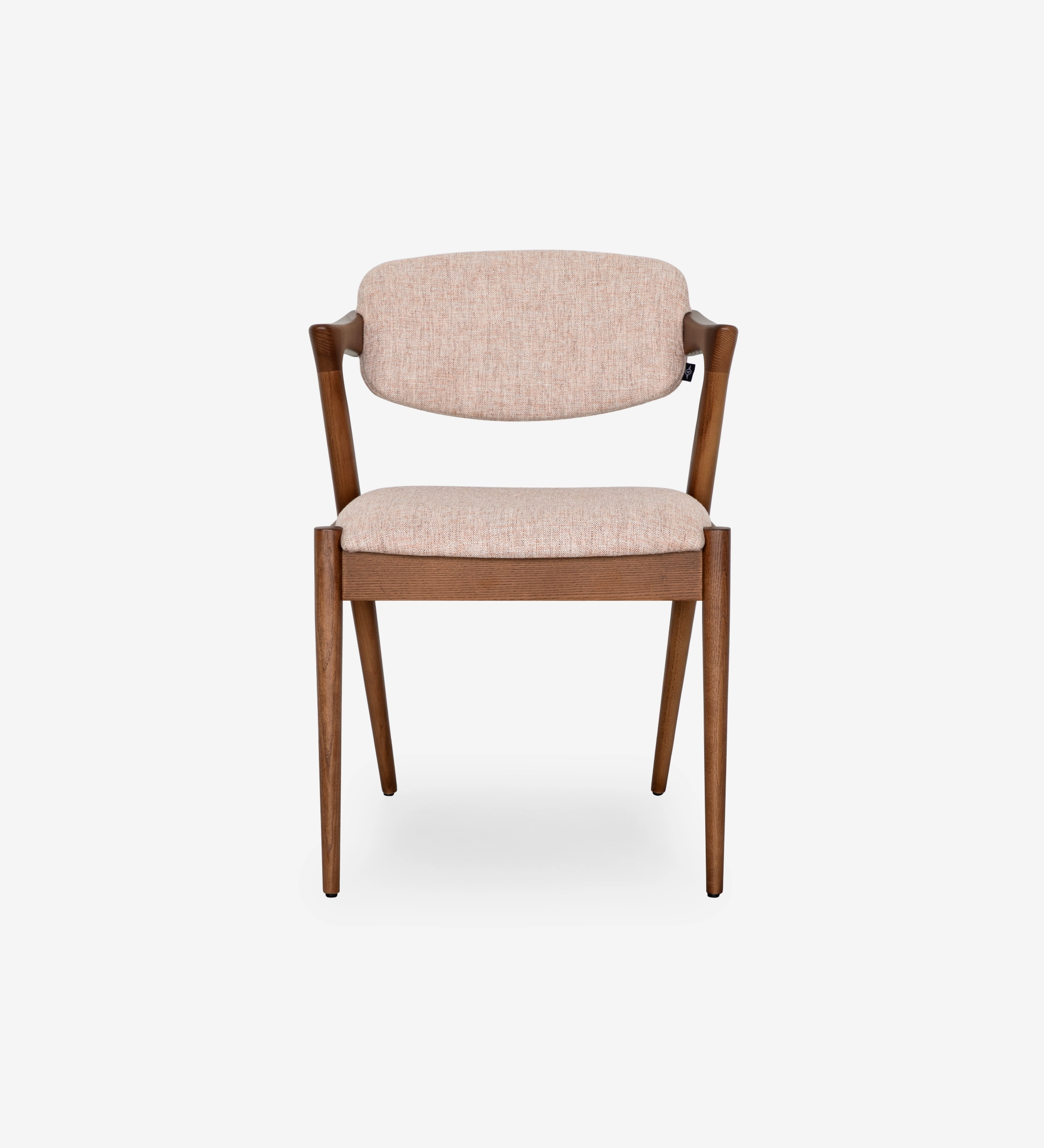 Silla Elba de madera con asiento y respaldo tapizados rosa claro y brazos integrados