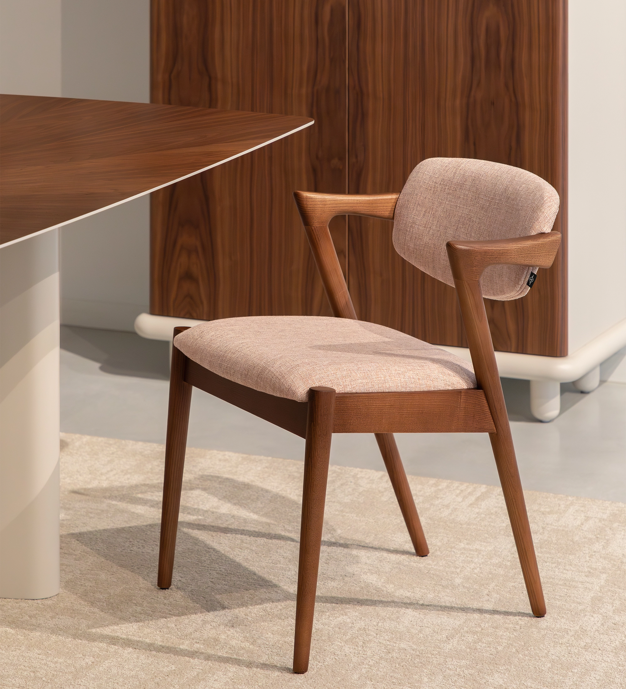 Silla Elba de madera oscura con asiento y respaldo tapizados en gris claro