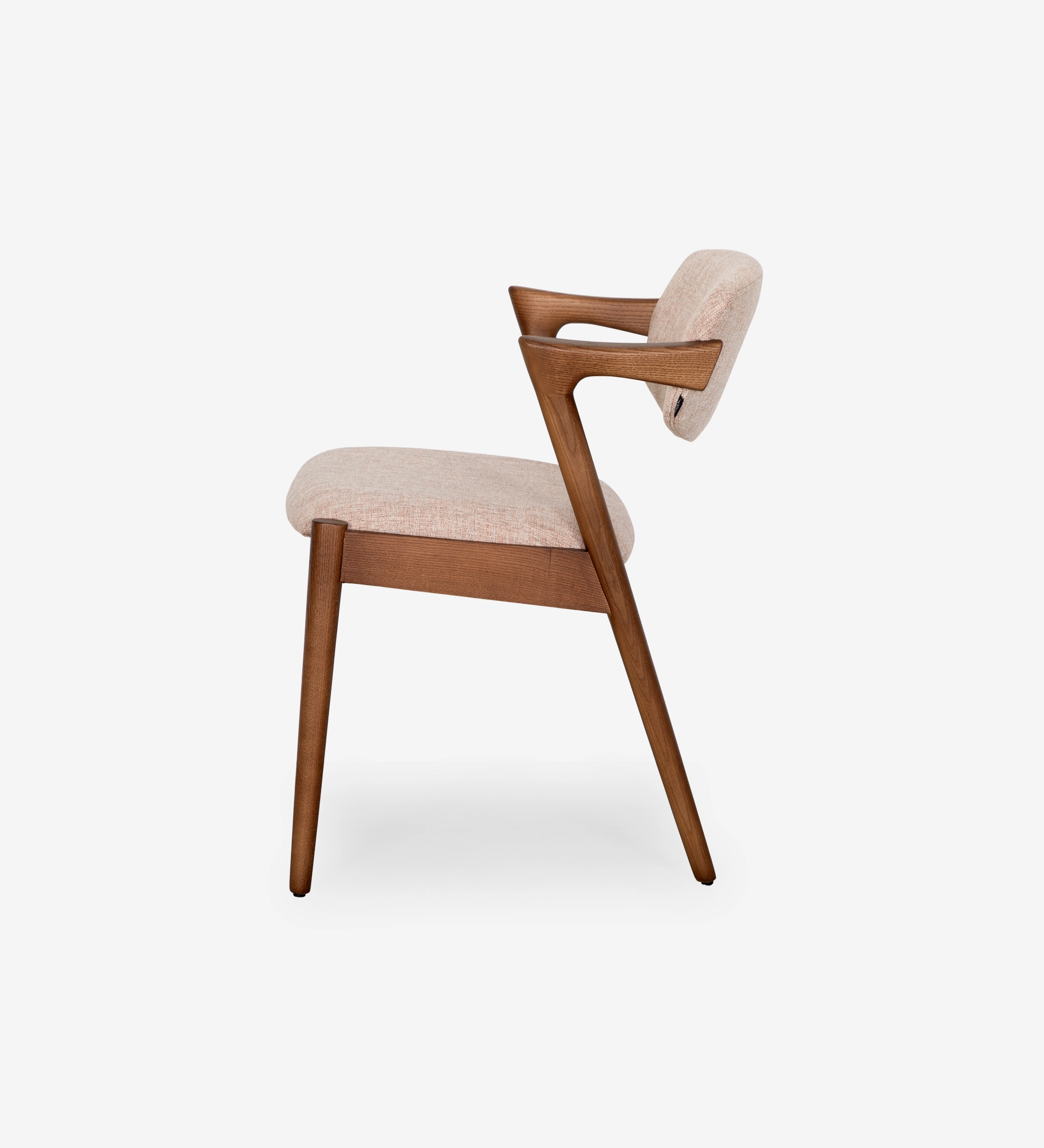 Silla Elba de madera y tapizado beige, respaldo y apoyabrazos curvados, vista lateral