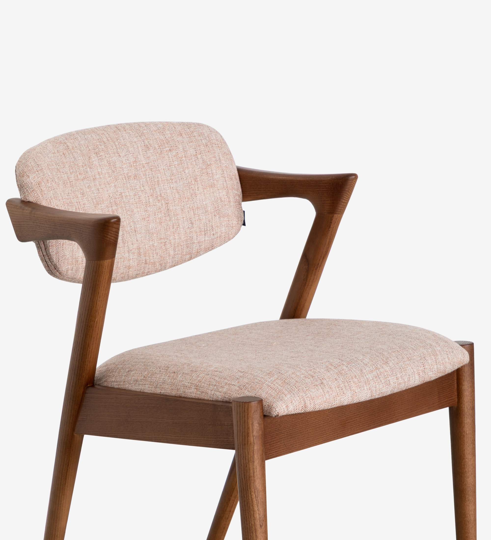 Silla Elba de madera con asiento y respaldo tapizados beige y brazos curvos