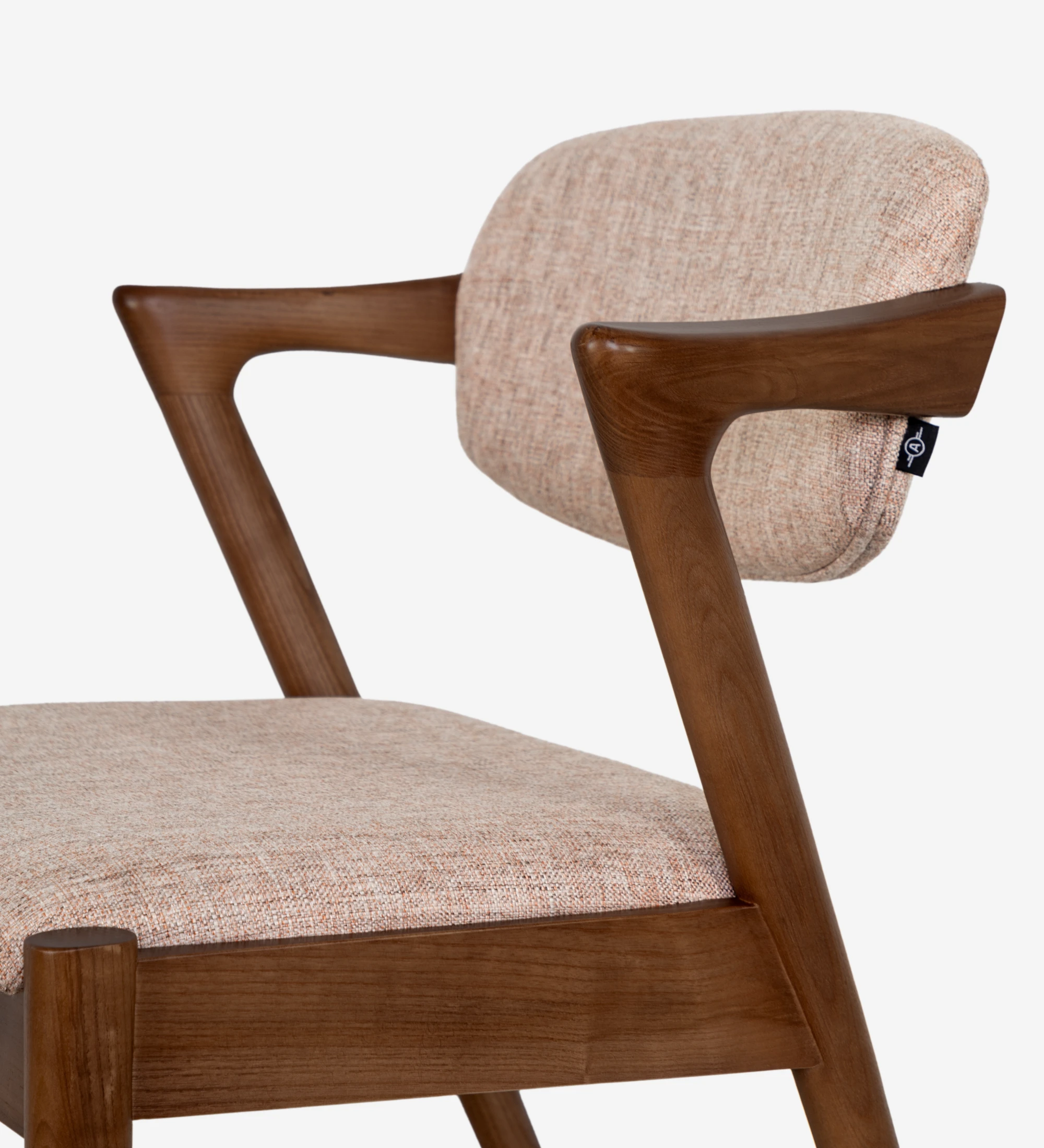 Chaise en bois de frêne couleur noyer, avec assise et dossier rembourrés en tissu.