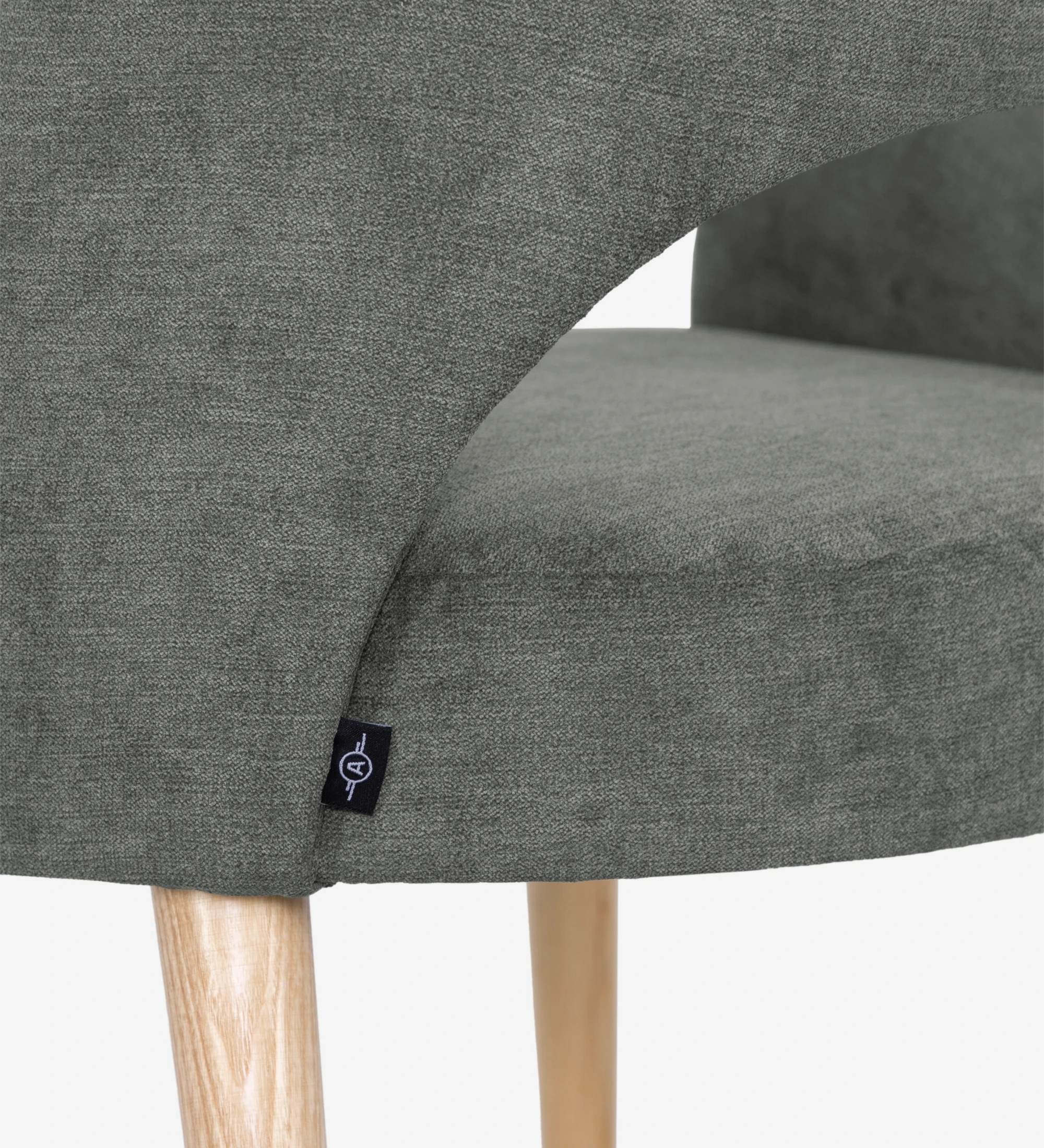 Chaise Paris avec accoudoirs, recouverte de tissu vert, pieds en bois naturel.
