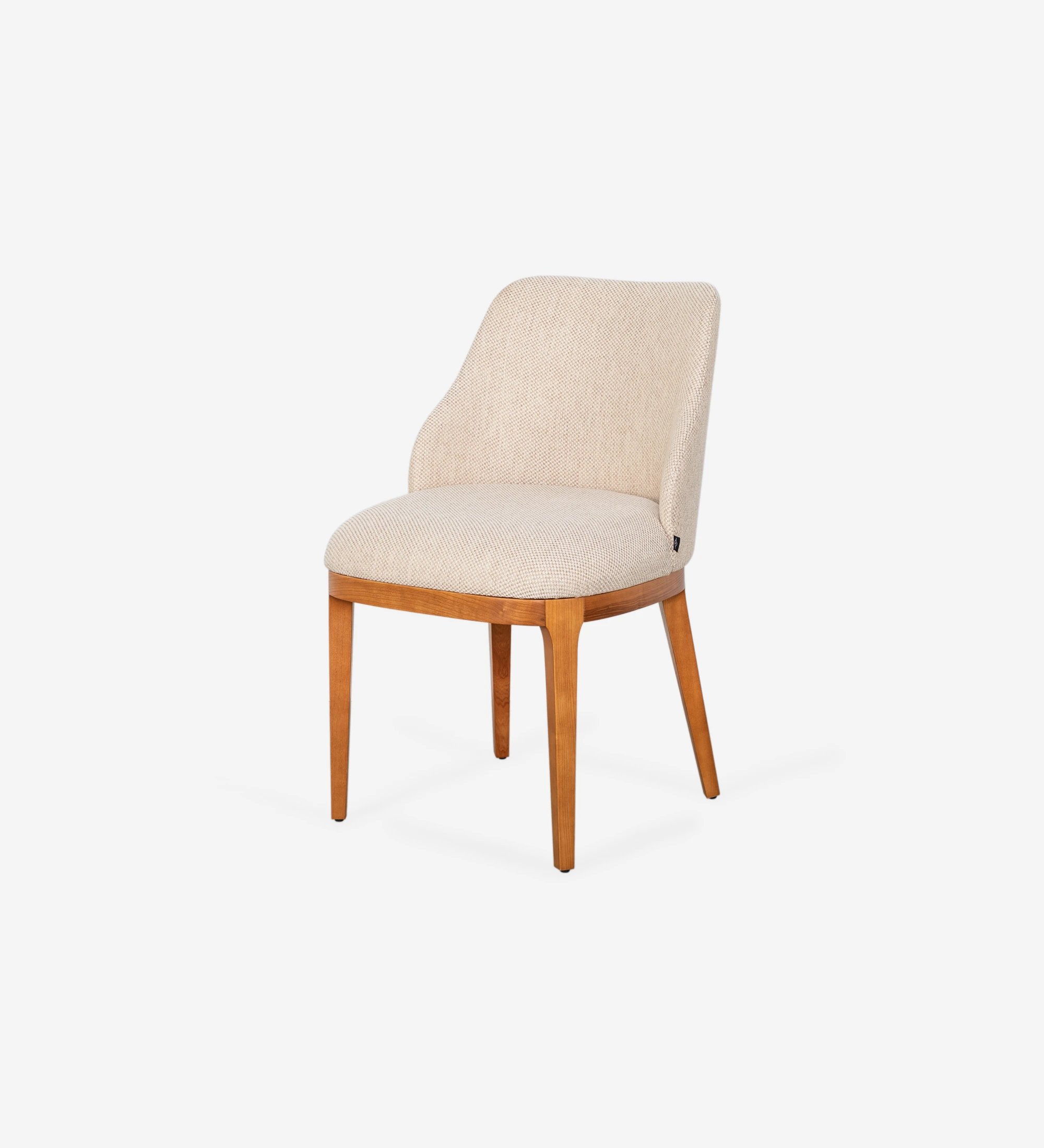 Cadeira Cannes estofada a tecido bege, pés em madeira natural cor mel.