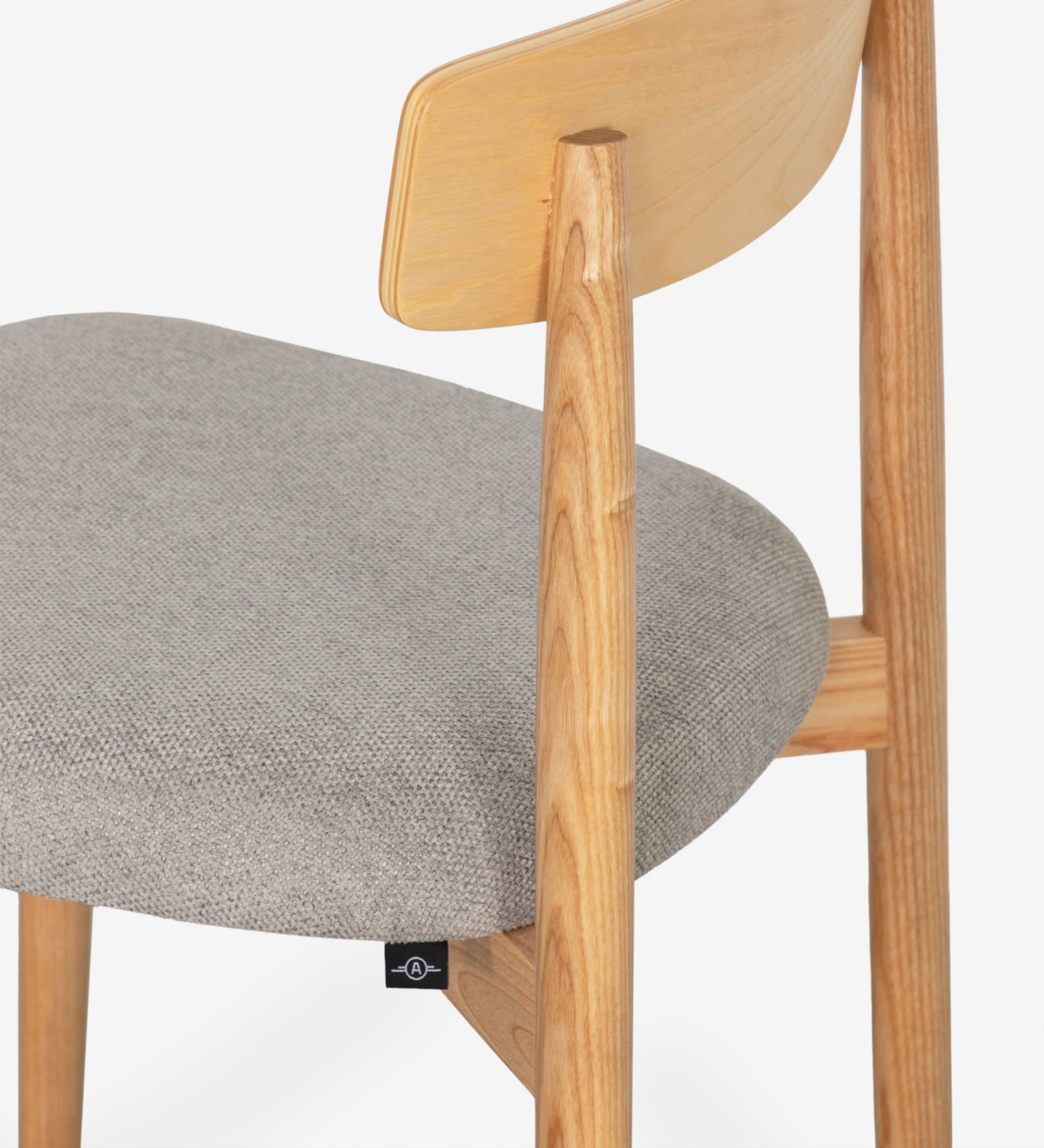 Cadeira em madeira cor natural com assento estofado a tecido