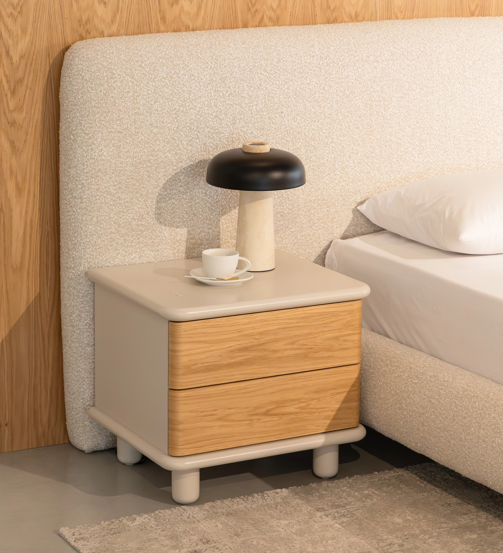 Lámpara de Mesa HAIA negra con base clara sobre mesita junto a cama