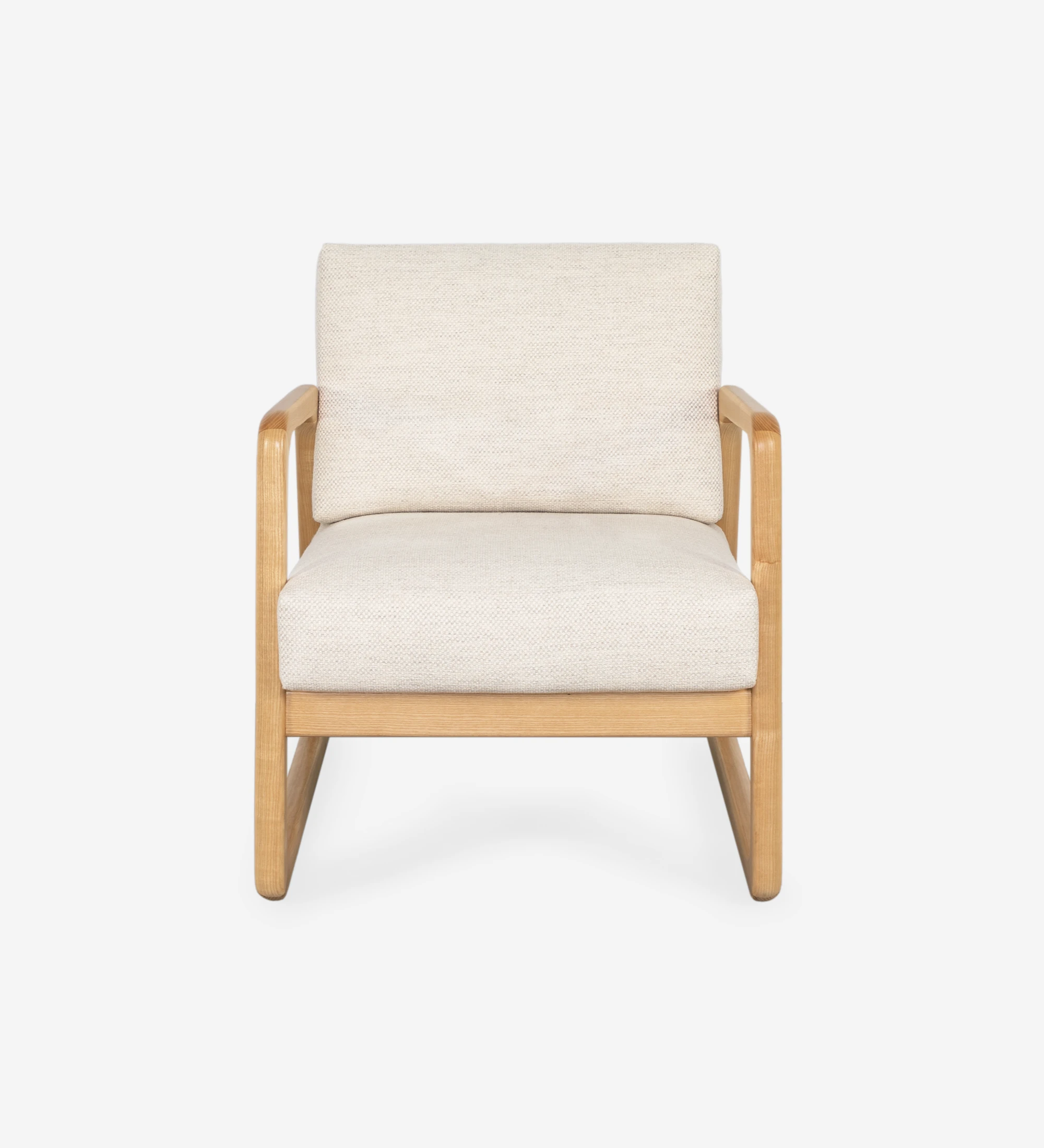 Fauteuil Antarte by IA recouvert en tissu beige, structure en bois naturel.