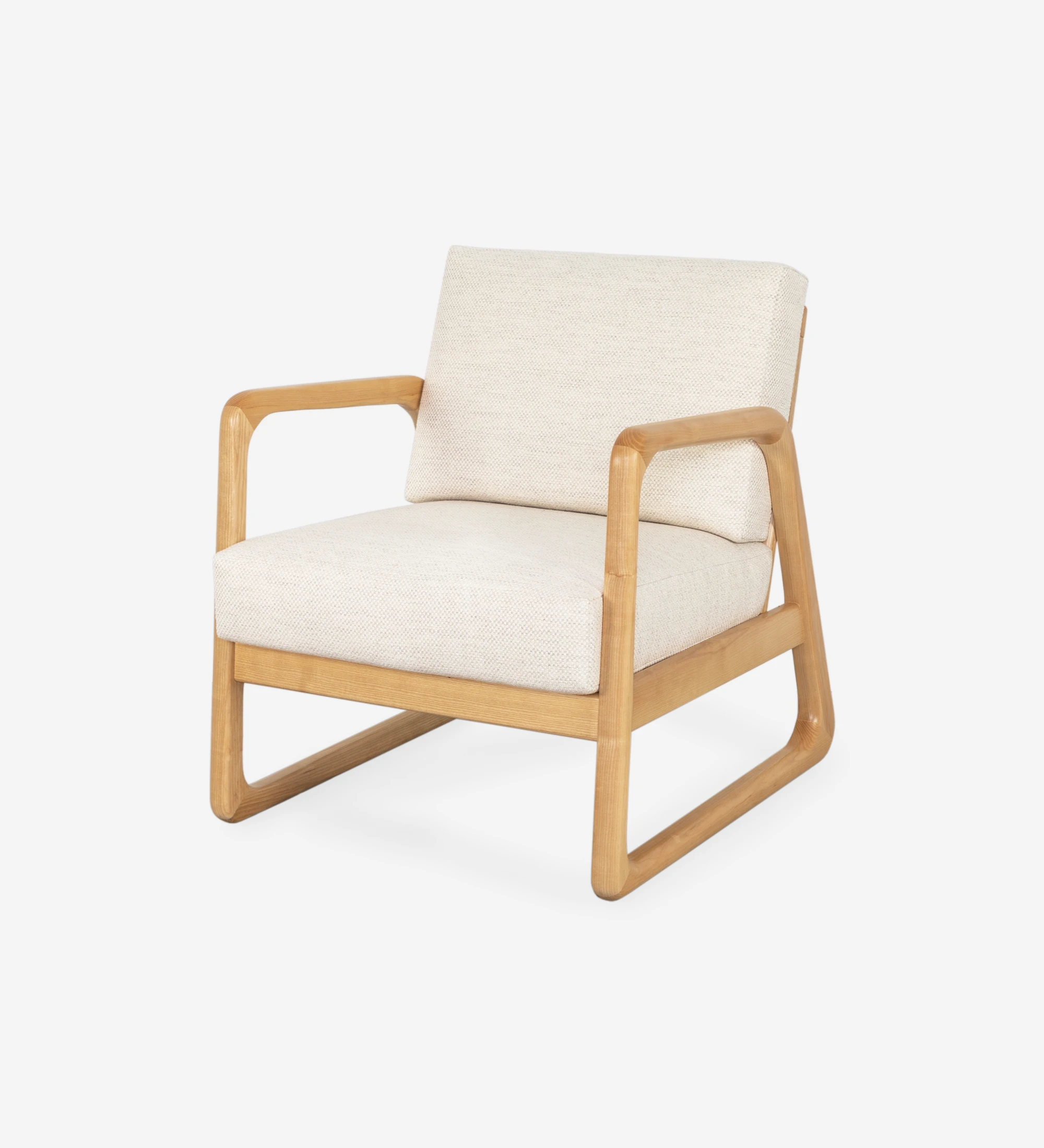 Fauteuil Antarte by IA recouvert en tissu beige, structure en bois naturel.