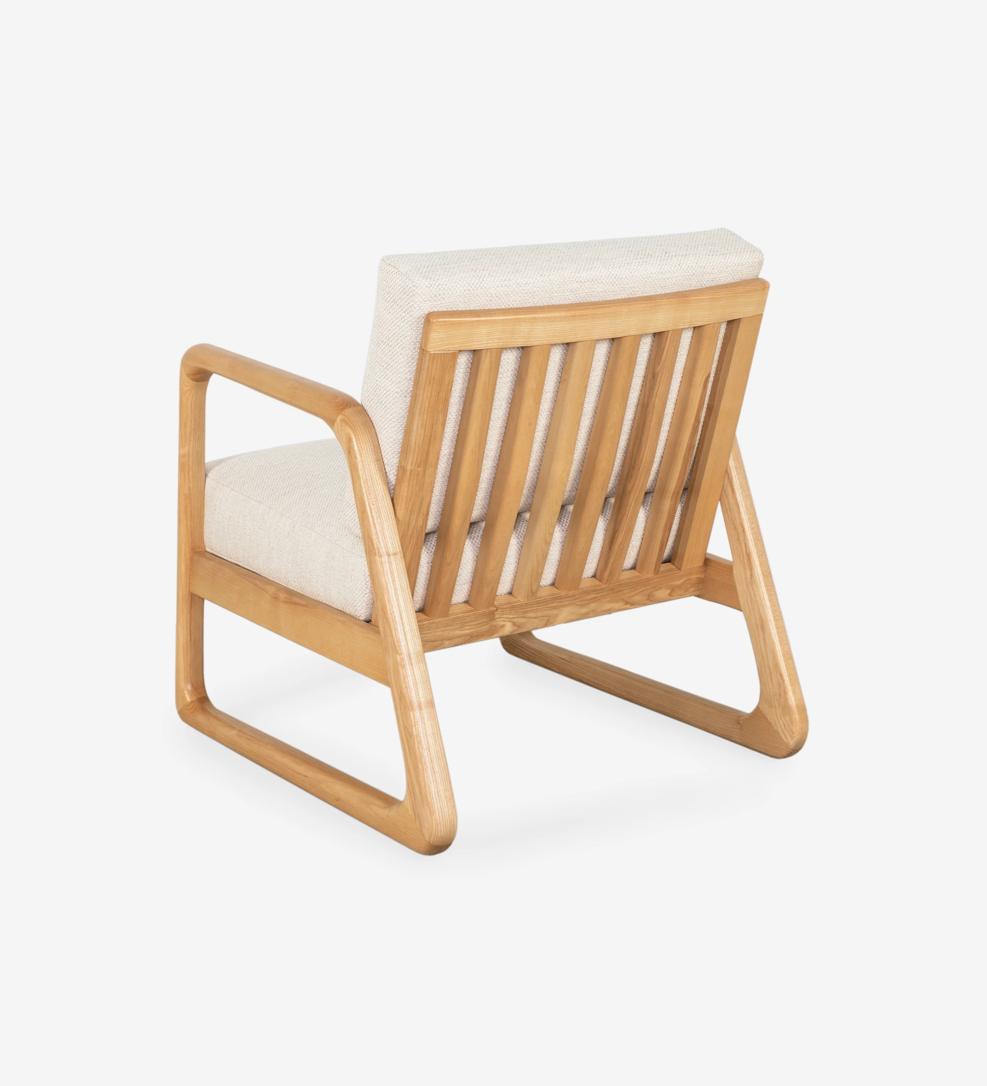 Fauteuil Antarte by IA recouvert en tissu beige, structure en bois naturel.