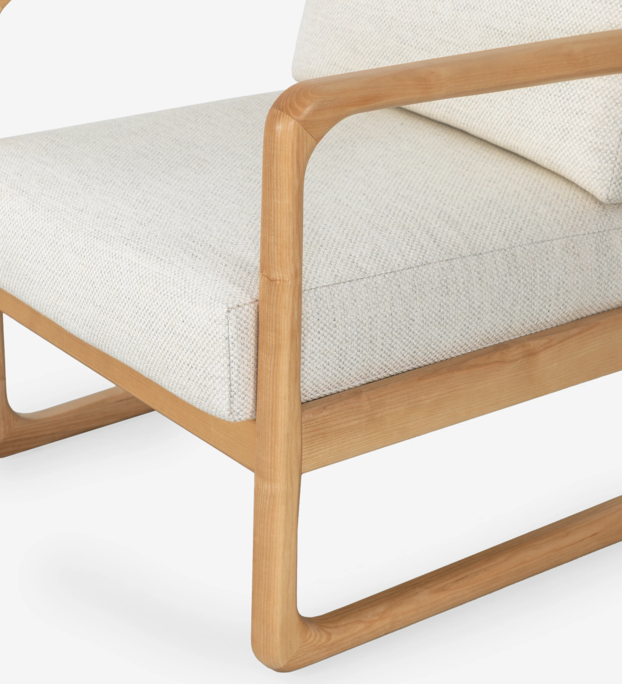 Fauteuil Antarte by IA recouvert en tissu beige, structure en bois naturel.