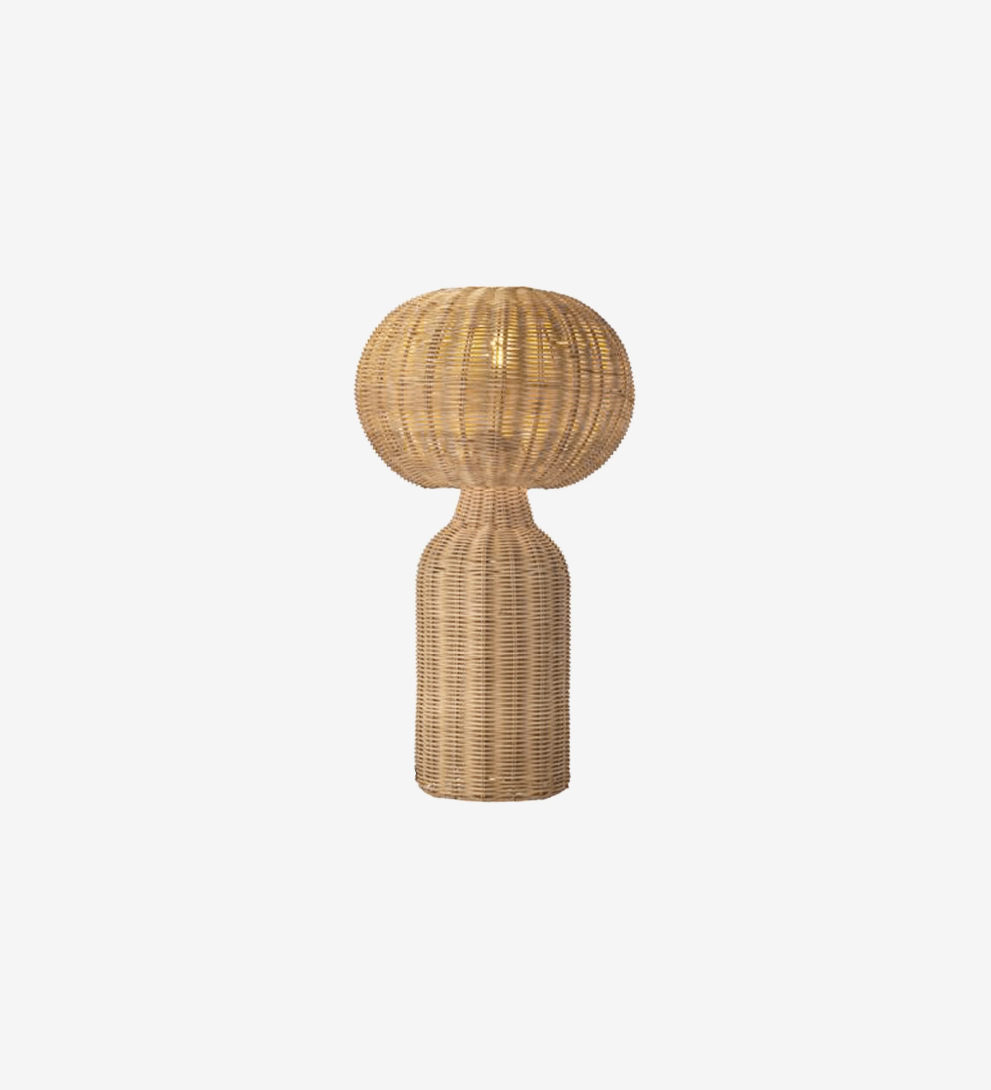 Candeeiro de mesa em rattan natural com uma luz suave e elegante.