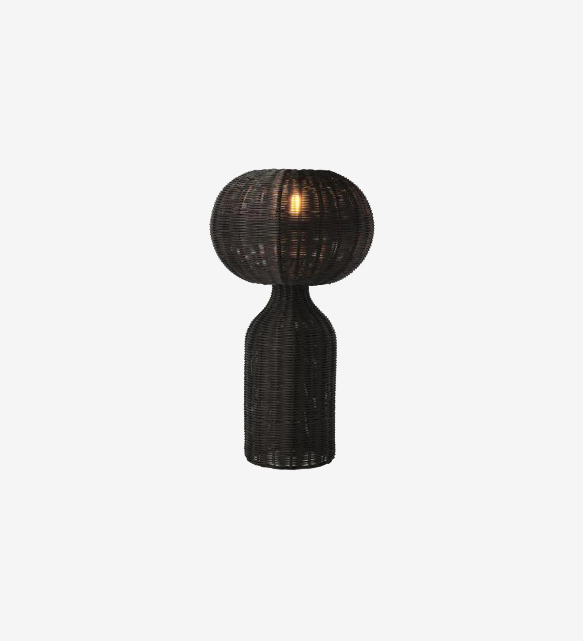 Lampe de table en rotin noir à la lumière douce et élégante.