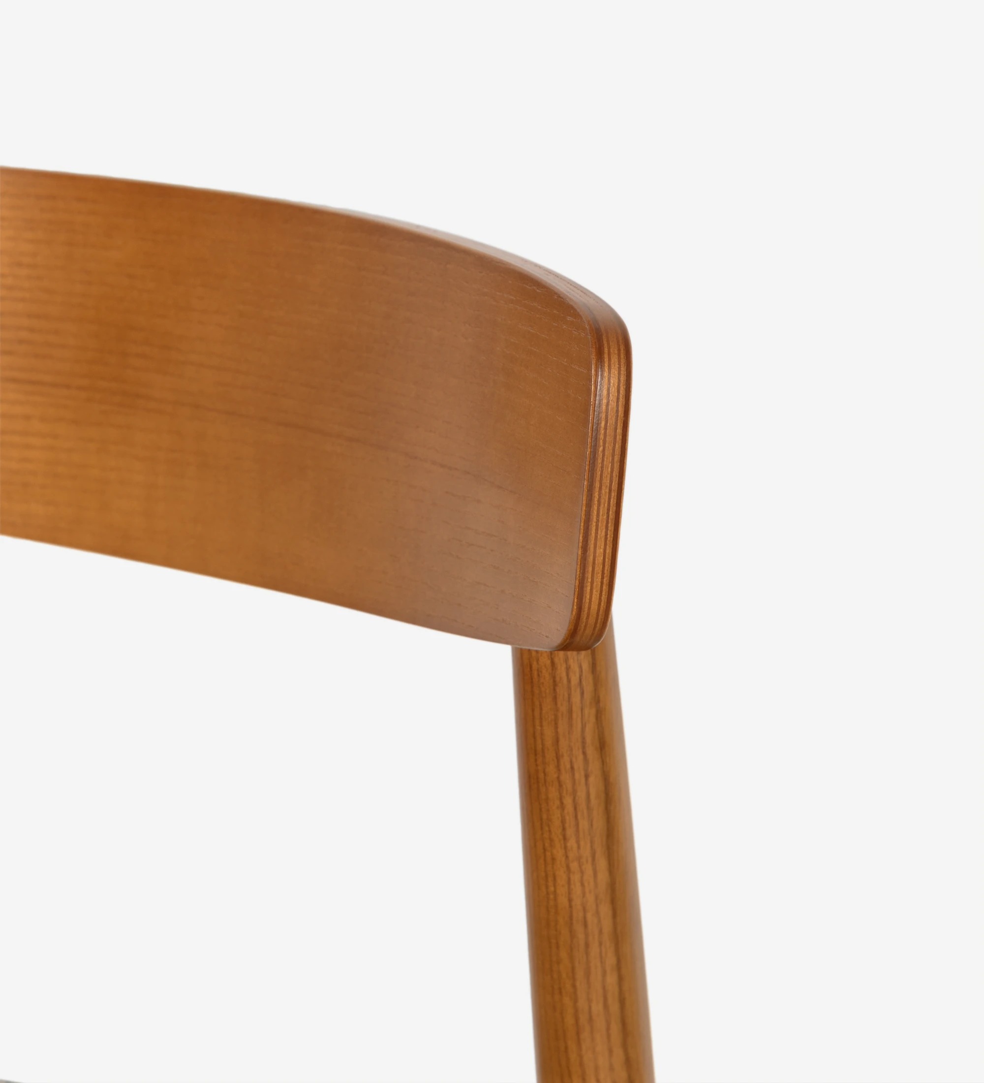 Silla de madera color miel con asiento tapizado en tela