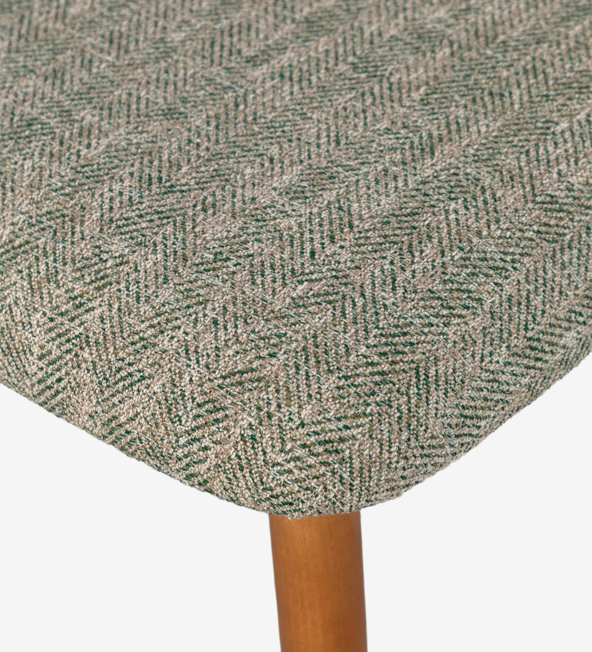 Silla de madera color miel con asiento tapizado en tela