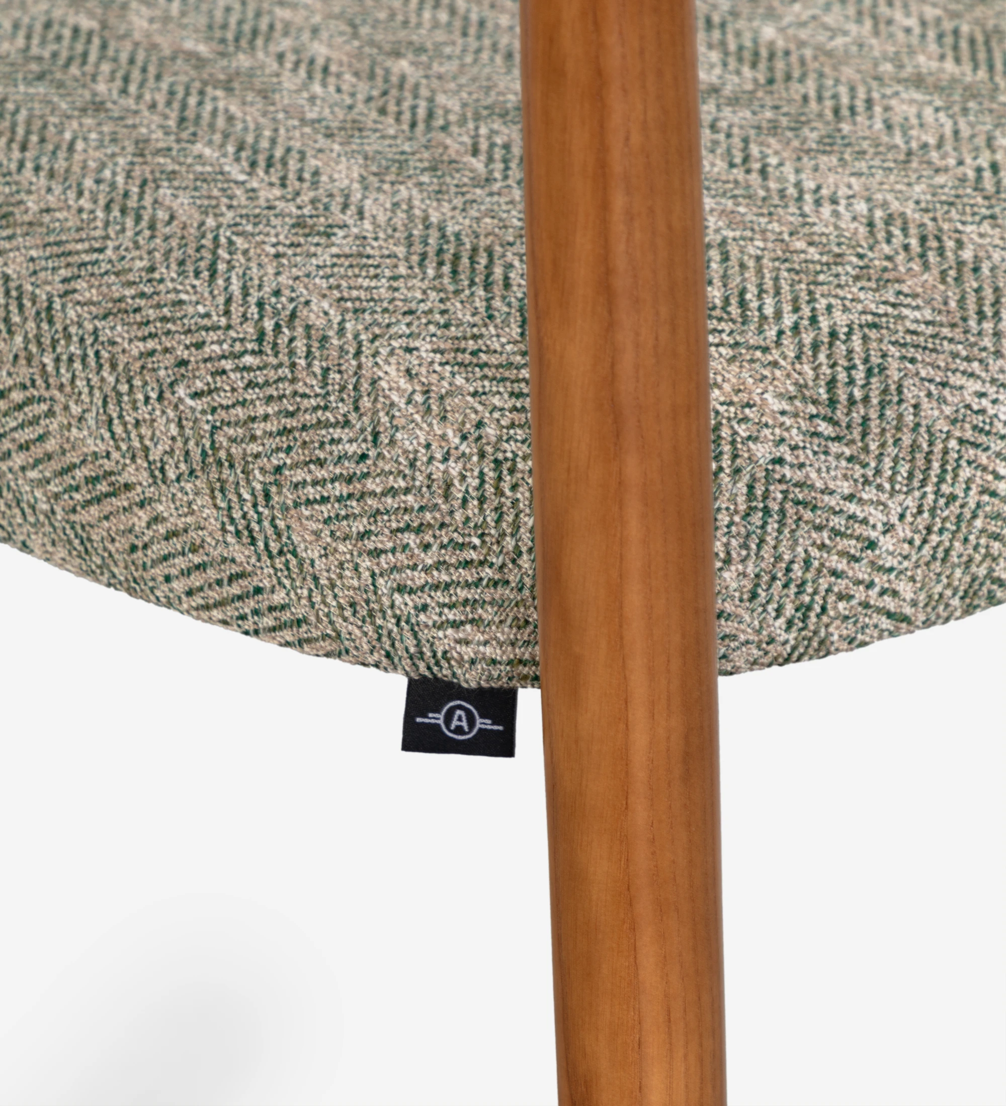 Silla de madera color miel con asiento tapizado en tela