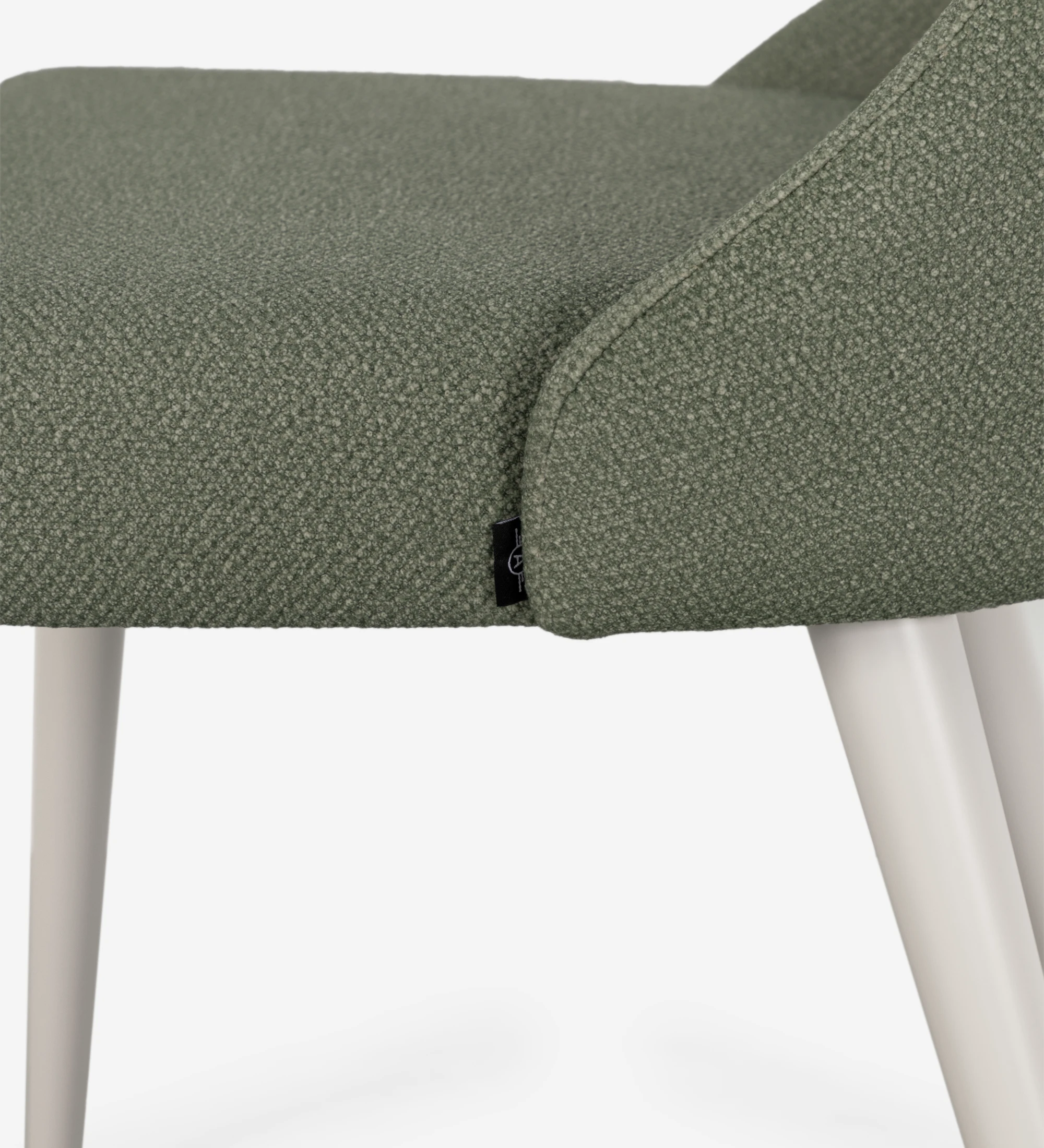 Chaise Oslo rembourré en tissu vert, pieds laqués perle.