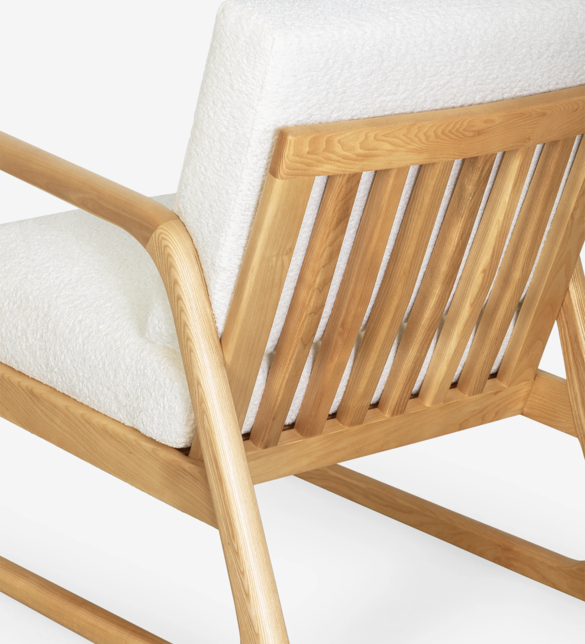 Sillón Antarte by IA tapizado en tela, estructura en madera natural.