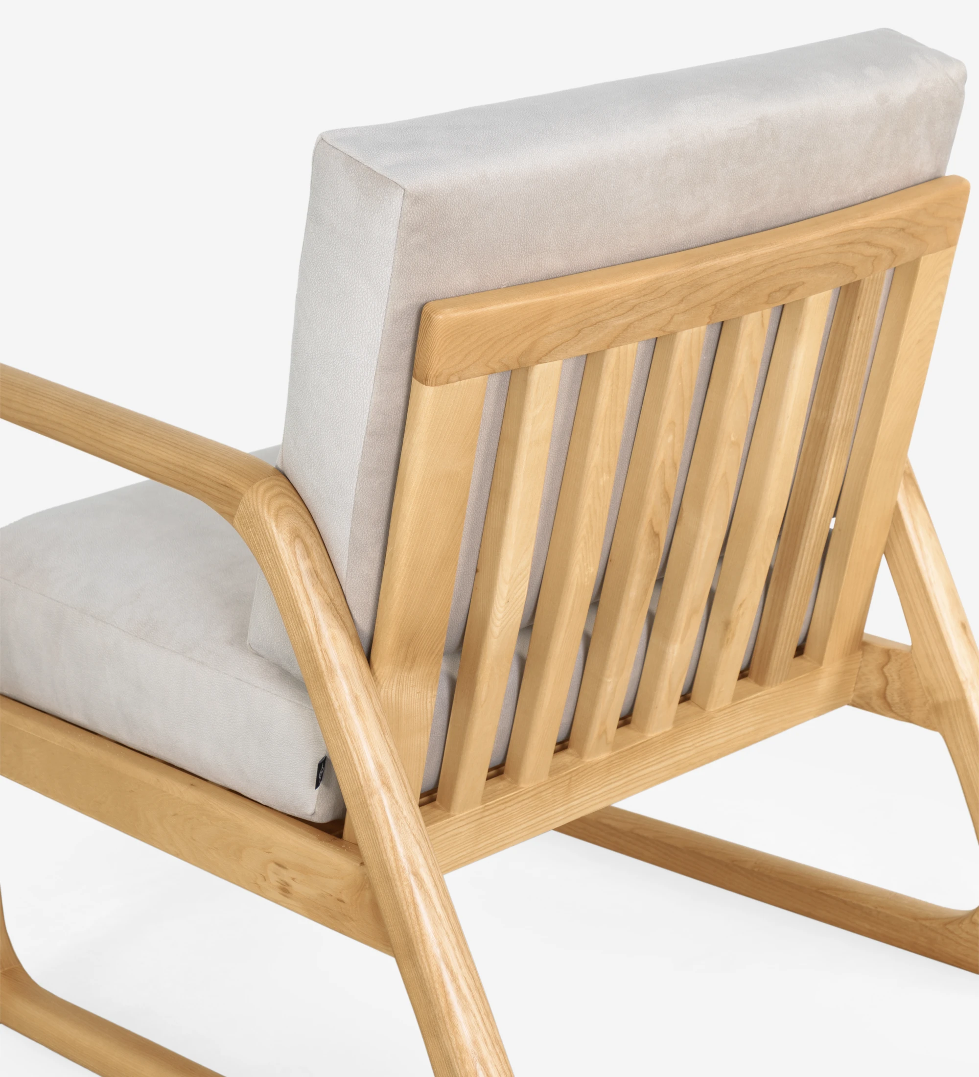 Cadeirão estofado a tecido cinzento, estrutura robusta em madeira, estilo contemporâneo