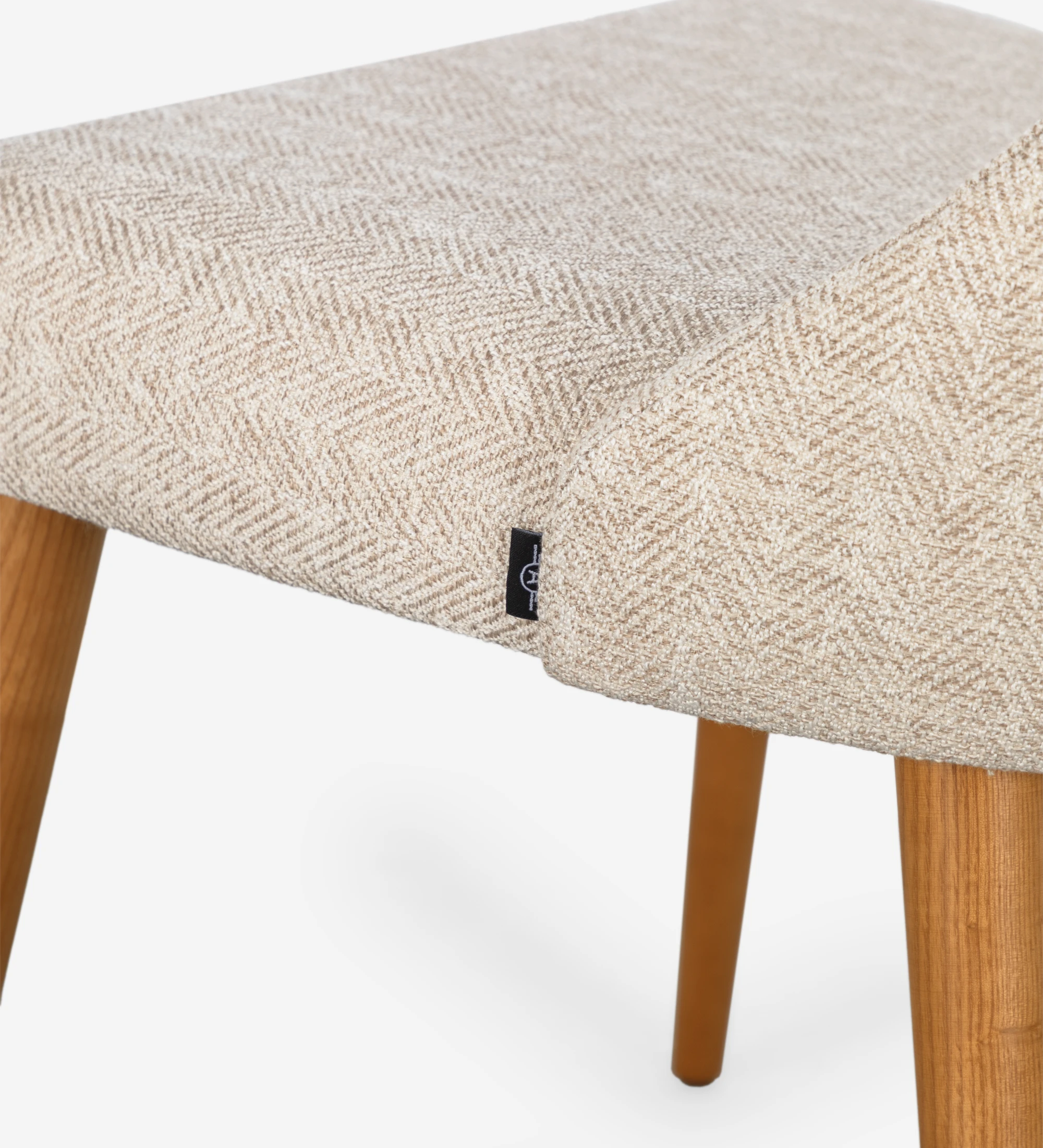 Chaise Oslo rembourré en tissu beige et pieds en bois couleur miel.
