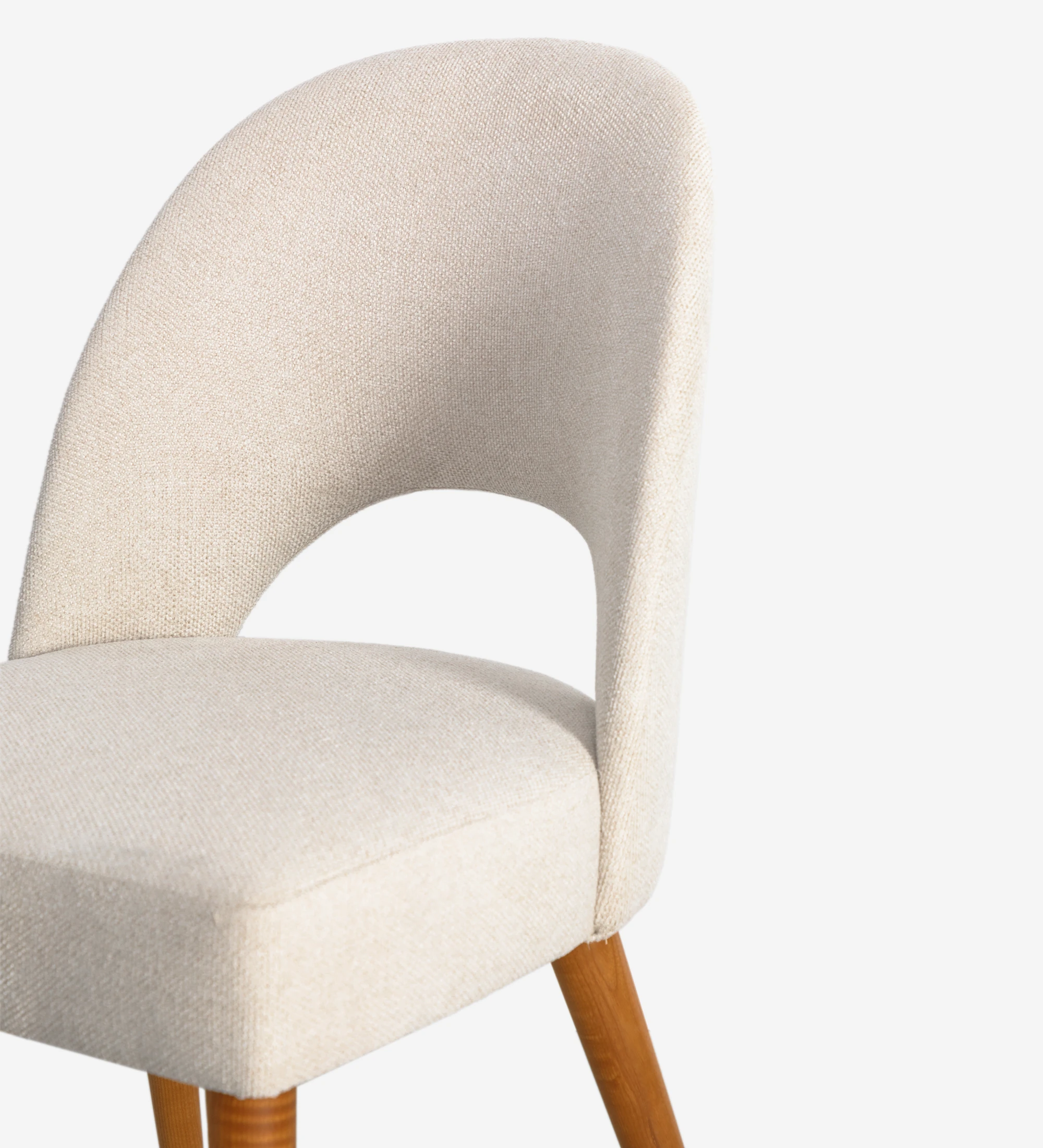 Silla tapizada en tejido, con pies de madera color miel.