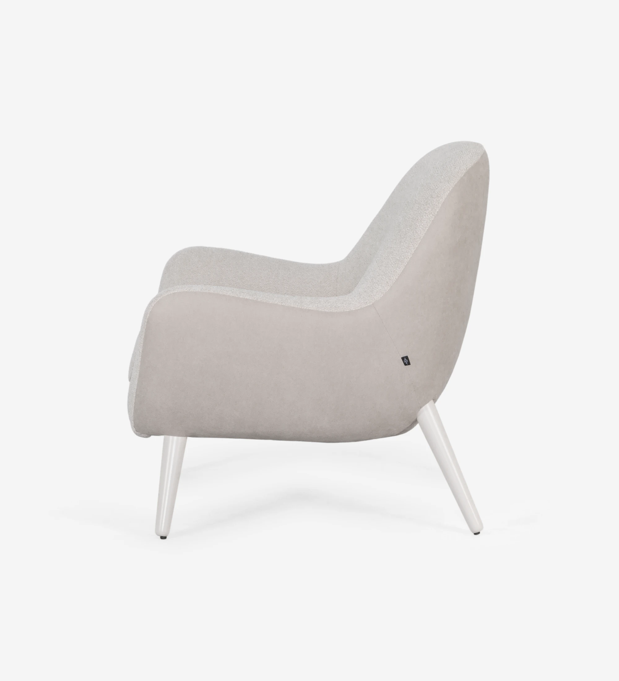 Fauteuil Oslo recouvert en tissu beige, pieds laqués perle.