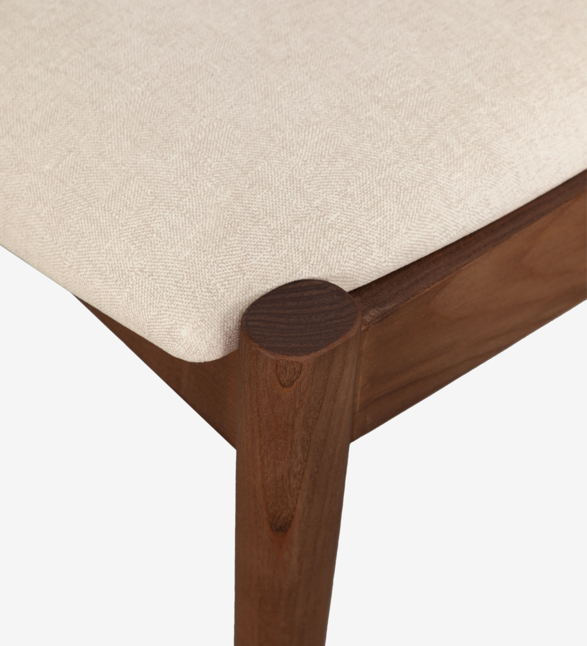 Silla en madera de fresno color nogal, con asiento y respaldo tapizado en tejido.