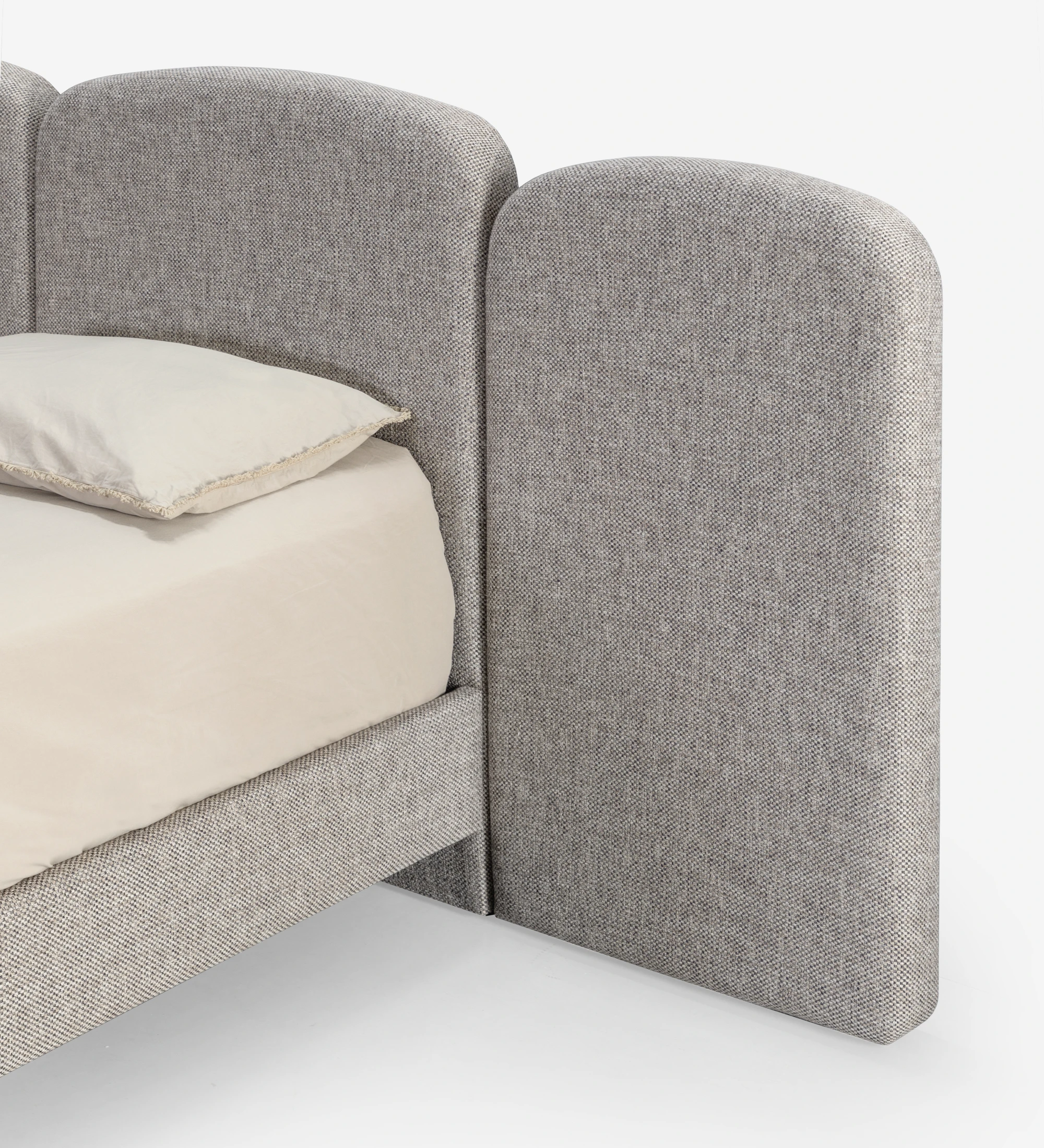 Cama de casal estofada a tecido light gray com peseira suspensa