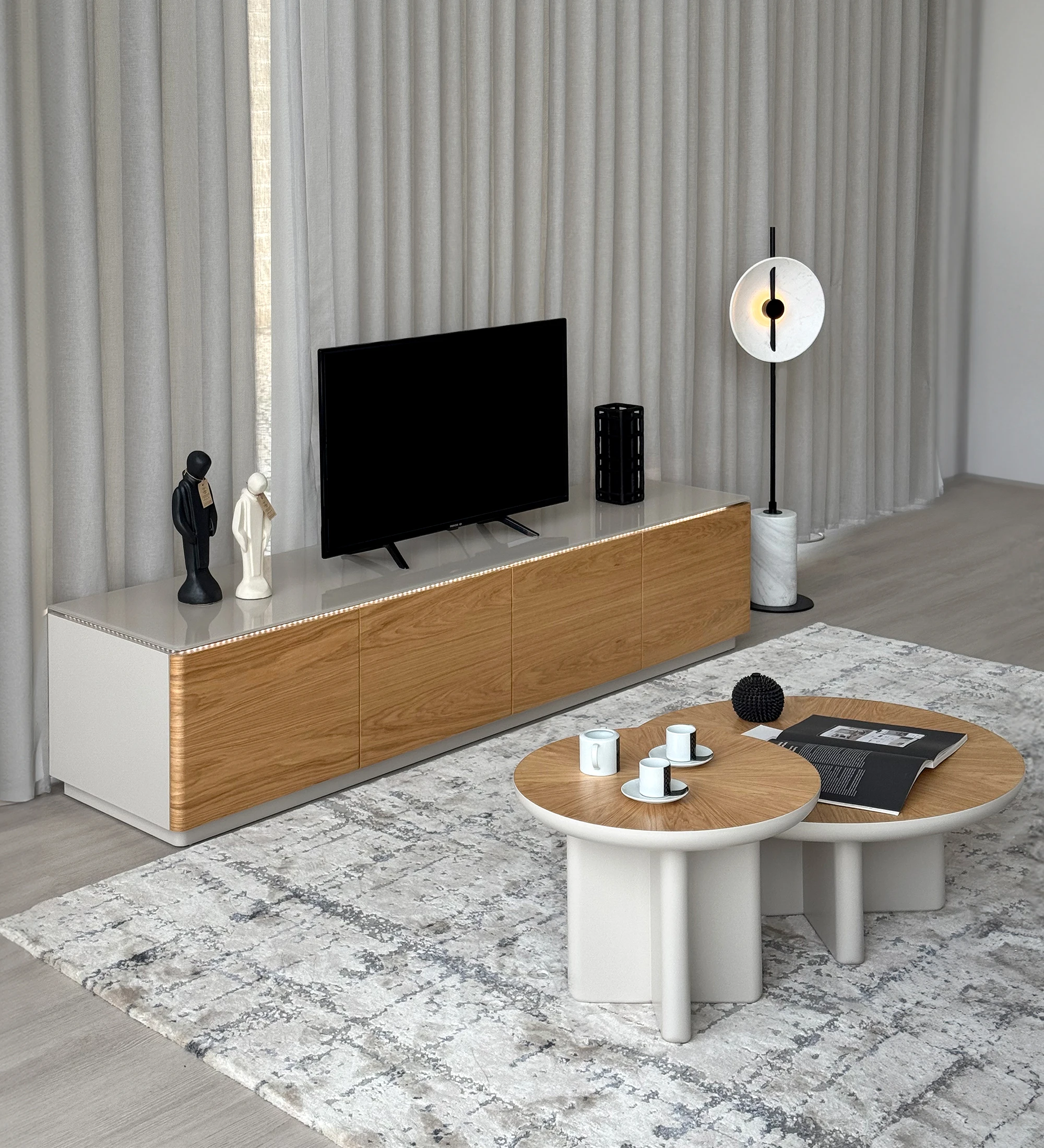 Mueble TV Geneve 4 puertas en roble natural, tapa de cristal y estructura lacada perla.