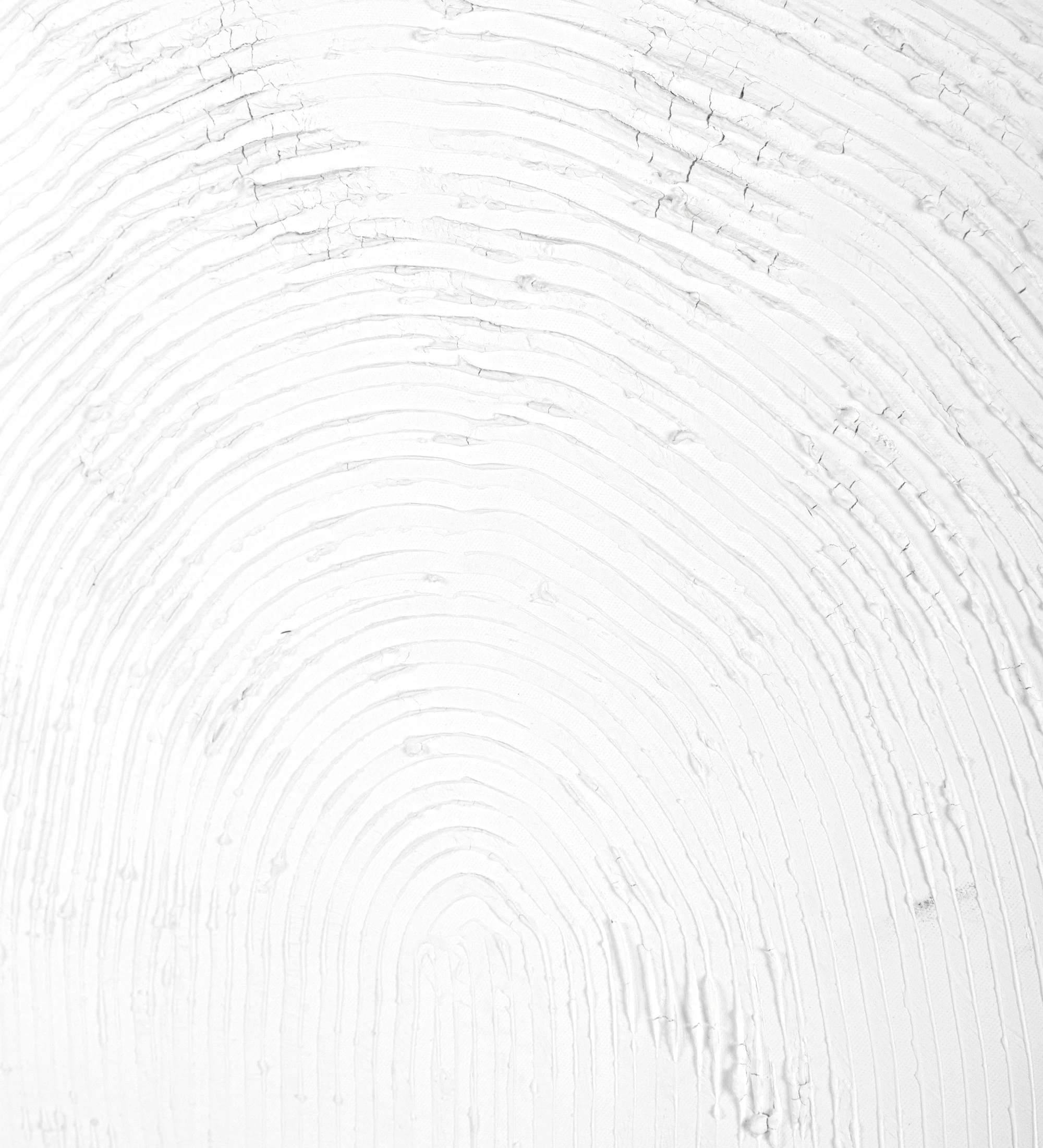 Cuadro abstracto y relieve en tonos blancos, marco de madera negro, 104 x 104 cm.