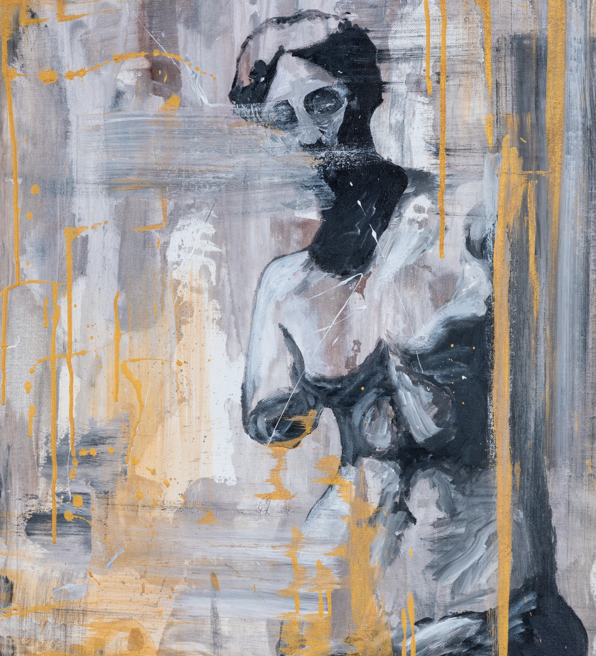 Cuadro abstracto en tonos grises y dorados, marco de madera color dorado, 64 x 84 cm.