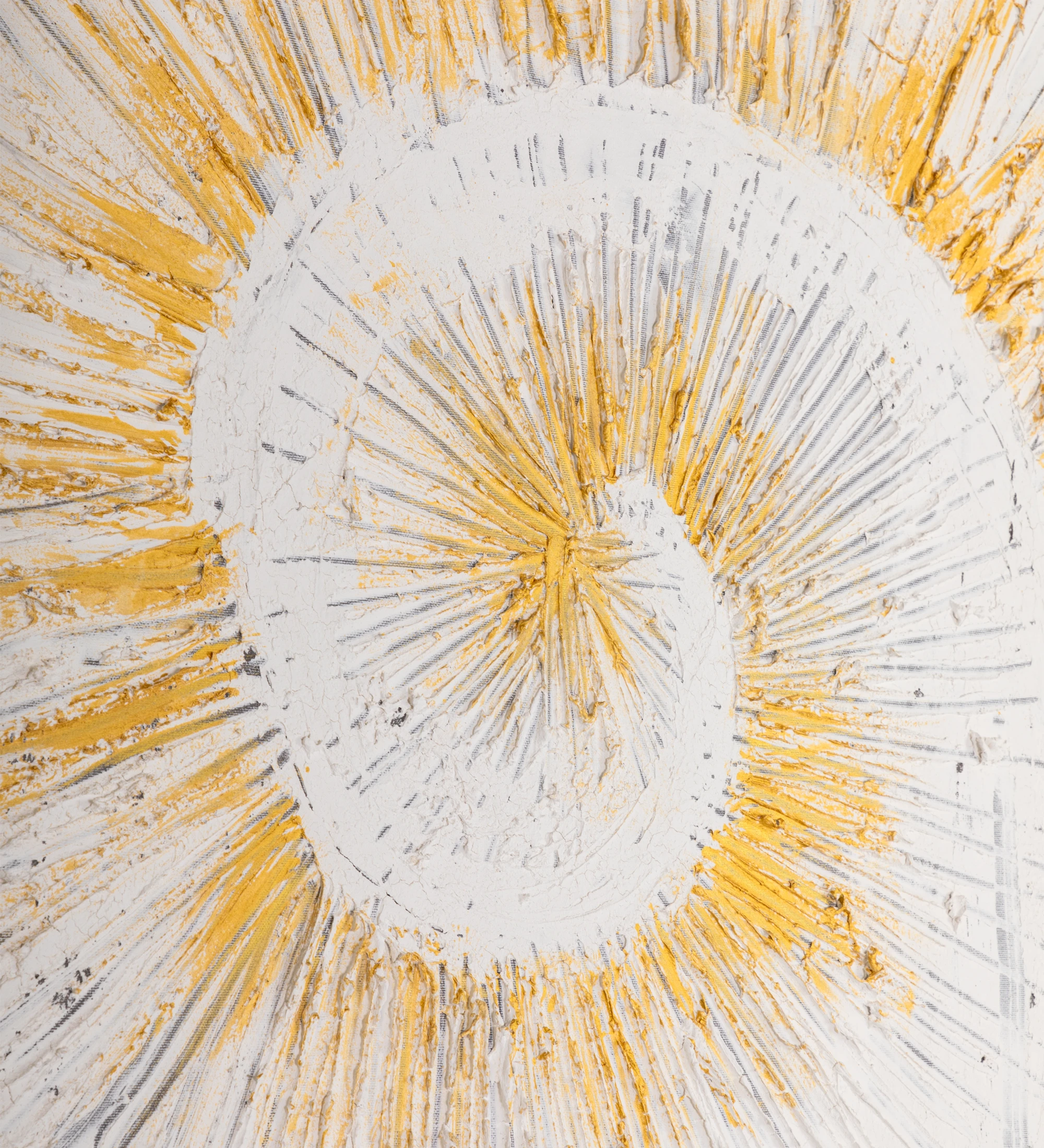 Cuadro abstracto con relieve en tonos neutros, marco de madera blanca, 104 x 104 cm.