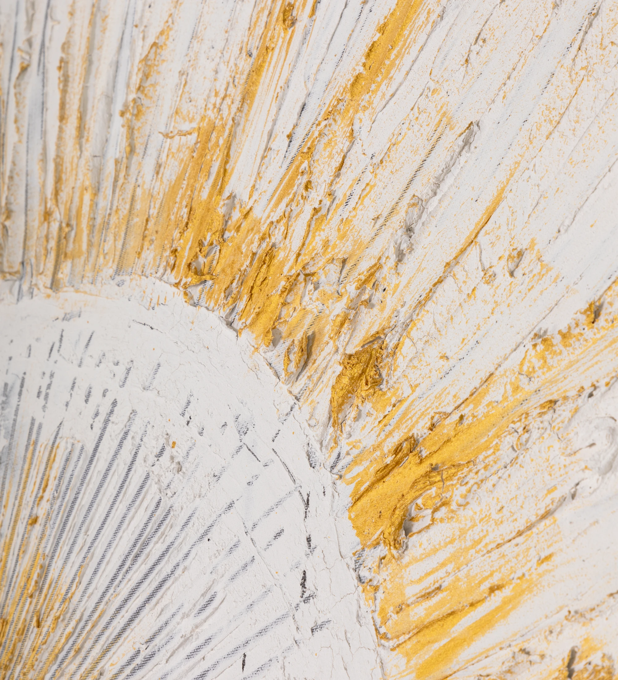 Cuadro abstracto con relieve en tonos neutros, marco de madera blanca, 104 x 104 cm.