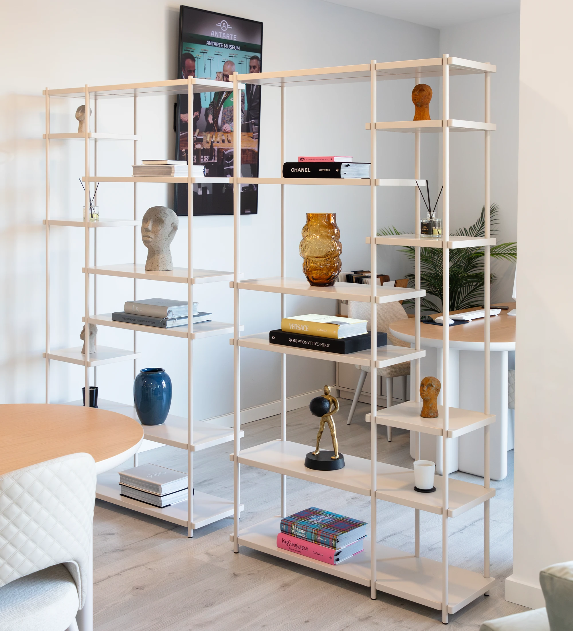 Haia bookcase with shelves and pearl lacquered metal structure, 105 x 202 cm.